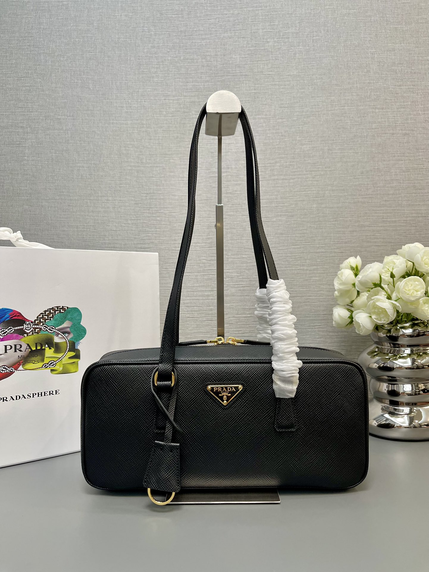 NO:184132,Genuine grade [top original list] New old-fashioned bag 1BB116 cowhide This old-fashioned bag uses imported thick cross-patterned cowhide, top-grade hardware, shoulder straps are designed with long shoulder back, very fashionable and unique, with a lace-up opening and closing, and a large capacity and space. The upper body effect is very fashionable and worth owning. Hurry up and buy it. The size is 30x high and 14x bottom 8.5cm!  ,PRADA,prada,cowhide19860909正品级【顶级原单】新款中古包1BB116牛皮这款中古包采用进口粗十字纹牛皮 ,顶级五金,肩带为长肩背设计,非常时尚独特,袋口拉琏开合,容量空间大.上身效果非常时尚,值得拥有,赶紧入手吧尺寸长30x高14x底8.5cm！,PRADA,prada,cowhide,Bag