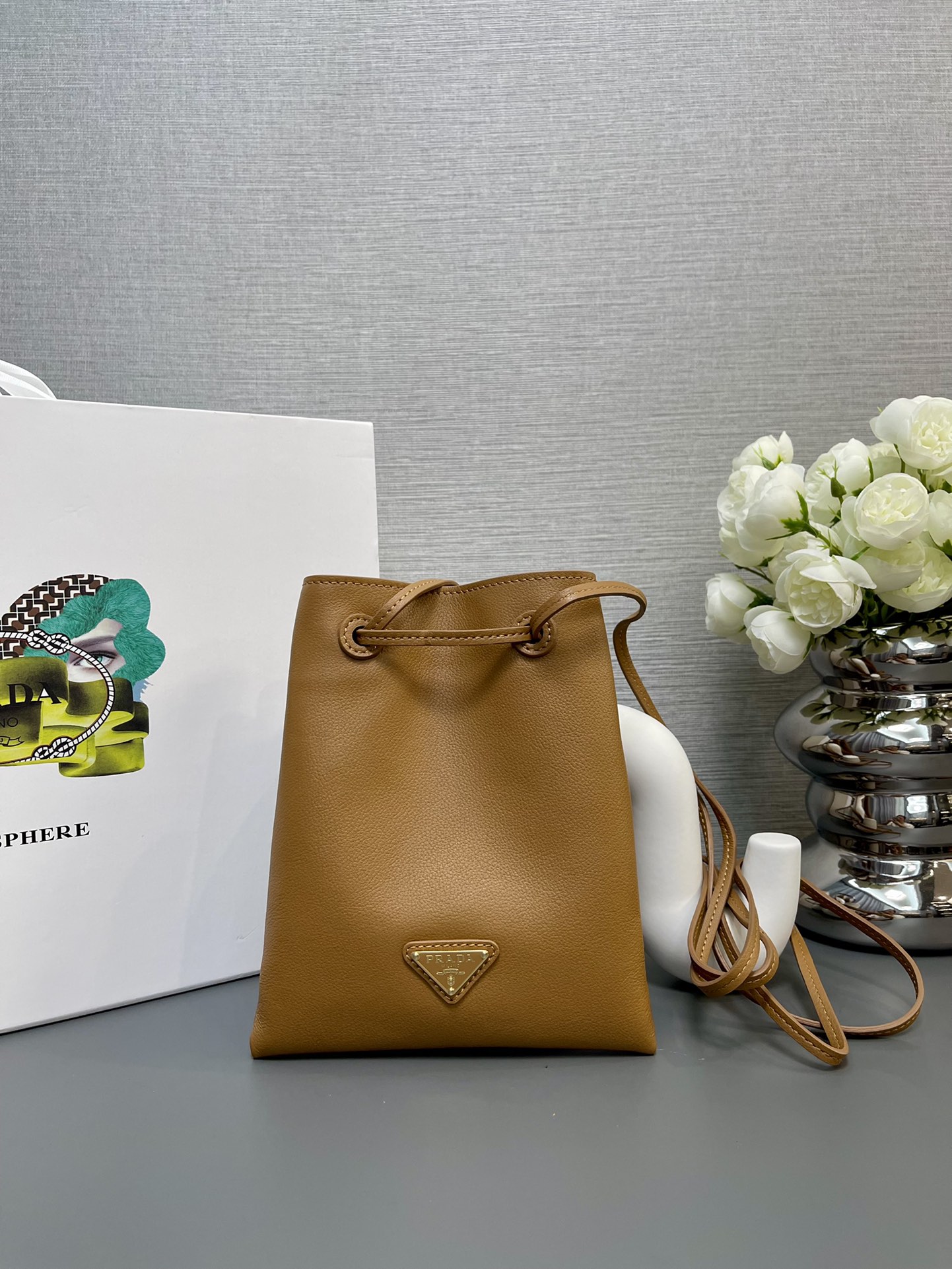 NO:184433,Genuine grade [top original list] mini small oblique strap bag 1BH221 calf leather This small oblique strap bag uses calf leather and imported sheepskin inside, top-grade hardware, the bag mouth is a drawstring and shrink pocket, and the double long shoulder strap design makes the upper body look particularly fashionable and casual. With a large capacity and space, hurry up and buy it, take this cute and popular small oblique strap home. The size is 17x high and 20cm!  ,PRADA,prada,cowhide,sheepskin19860909正品级【顶级原单】mini小斜跨包1BH221小牛皮这款小斜跨包采用小牛皮和内配进口羊皮,顶级五金,袋口为抽绳缩口袋,双条长肩带设计,上身效果显得格外时尚又休闲.容量空间大赶紧入手吧,把这个可爱爆款小斜跨带回家吧 尺寸长17x高20cm！,PRADA,prada,cowhide,sheepskin,Bag