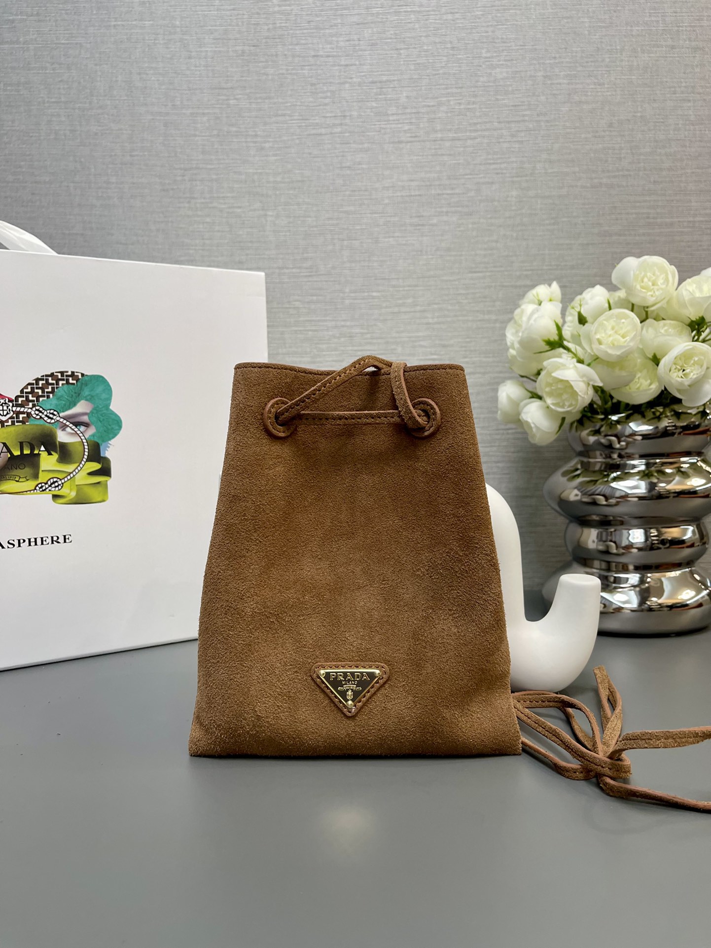 NO:184429,Genuine grade [top original list] (frosted leather) mini small oblique strap bag 1BH221 velvet leather This small oblique strap bag uses imported velvet leather and imported sheepskin inside. Top hardware, the bag has drawstring and shrink pockets, and the double long shoulder strap design makes the upper body look particularly fashionable and casual. With a large capacity and space, hurry up and buy it, take this cute and popular small oblique strap home. The size is 17x high and 20cm!  ,PRADA,prada,sheepskin19860909正品级【顶级原单】（磨砂皮）mini小斜跨包1BH221绒皮这款小斜跨包采用进口绒皮和内配进口羊皮,顶级五金,袋口为抽绳缩口袋,双条长肩带设计,上身效果显得格外时尚又休闲.容量空间大赶紧入手吧,把这个可爱爆款小斜跨带回家吧尺寸长17x高20cm！,PRADA,prada,sheepskin,Bag