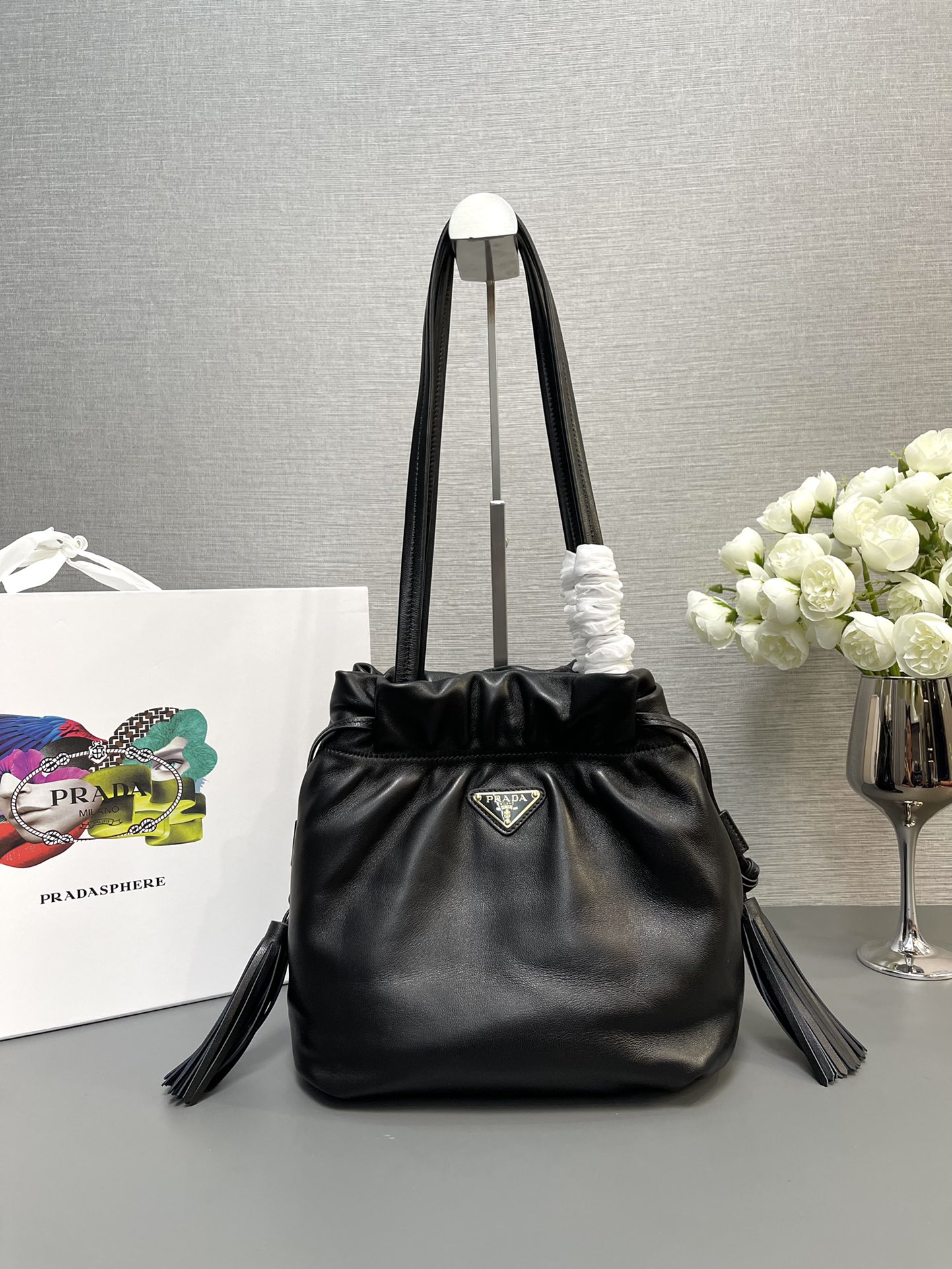 NO:213810,[Top original list] New lucky bag bag 1BG541 lambskin This lucky bag bag uses imported lambskin, with drawstring and two sides of the flow comb design, making the whole bag look particularly fashionable, light and casual. The bag mouth is a magnetic buckle opening and closing, and is equipped with zippers and pockets. The upper body effect is very beautiful. Ladies, hurry up and buy it. It is another permanent outdated hot model. Size 24x height 25x bottom 11cm!  ,Prada [Top Original List],prada,sheepskin19860909【顶级原单】新款福袋包1BG541小羊皮这款福袋包采用进口小羊皮,袋口为抽绳加两边流梳设计,显得整个包格外时尚又轻便又休闲,袋口为磁扣开合,内配有拉链和口袋,上身效果非常漂亮,女士们,赶紧入手吧,又是一款永久了过时爆款尺寸长24x高25x底11cm！,普拉达【顶级原单】,prada,sheepskin,Bag