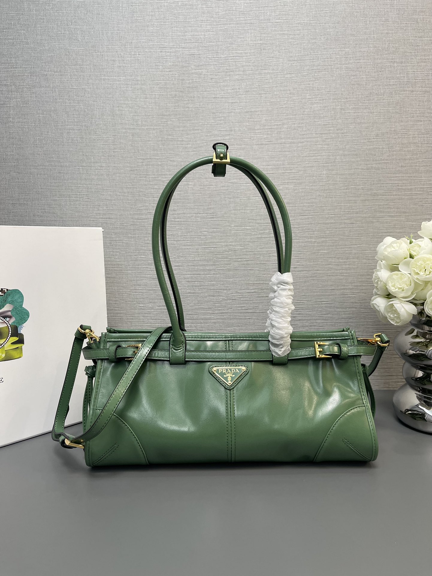 NO:185247,Genuine grade original leather version [top original list] New small 1BA426 (long wrist) LusSolf oil wax leather 1BA426 small This handheld crossbody bag uses imported oil wax leather. The shiny color exudes a classic atmosphere. It is equipped with a long removable and adjustable shoulder strap, which is convenient for matching in different occasions. The capacity space is very large and it is very easy to use. It is definitely a must-have for the current business masters. Take this retro style handbag home!  Size length 32x height 15.5x bottom 12cm, PRADA, prada, satchels, crossbody bags19860909正品级 原厂皮版本【顶级原单】新款小号1BA426（长手腕）LusSolf油腊皮1BA426小号这款手提斜挎包采用进口油腊皮,油亮的色泽散发出古典气息,配有一条可拆卸调节的长肩带,方便不同场合搭配,容量空间非常大,巨巨好用,绝对是时商达人们的必备款,赶紧把这款复古格调手拎包带回家吧！尺寸长32x高15.5x底12cm,PRADA,prada,satchels,crossbody bags,Bag