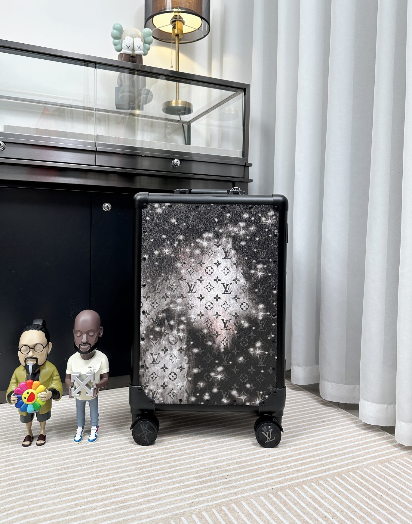 Equipaje de mano Louis Vuitton con diseño moderno y materiales de alta calidad