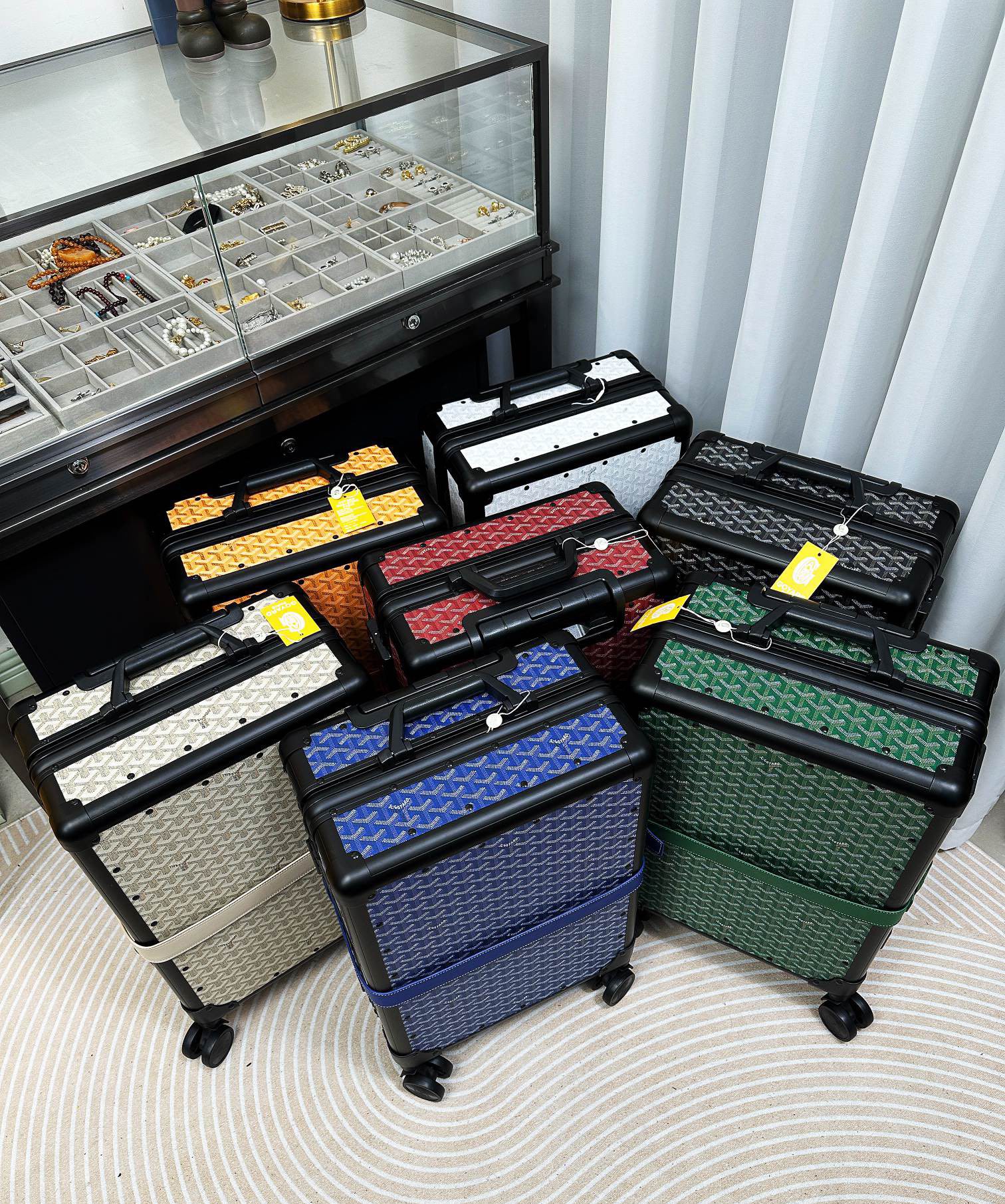 Goyard equipaje/bolsa de viaje, otra vez un nuevo favorito de la moda. Esta maleta de estilo retro tiene su propio esti…
