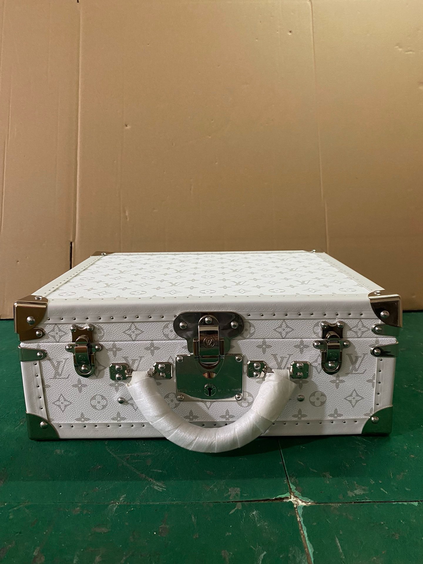 NO:269719,Louis Vuitton, tower box hard box borrowed from the design of Alzer suitcase, Bisten suitcase is an integral part of Louis Vuitton's noble tradition. - Monogram classic canvas, canvas lining, round leather handle - Canvas lining, easy-to-hold handle - Louis Vuitton S-shaped lock and key, plus two suitcase locks - Leather trim fixed with rivets, metal corners,, louis vuitton19860909路易威登,塔箱硬箱 借鉴了 Alzer行李箱的设计,Bisten 行李箱是路易威登尊贵传统不可分割的一部分. - Monogram经典帆布,帆布衬里,浑圆皮质手柄 - 帆布内衬,方便提握的手柄 - 路易威登S形锁及钥匙,另加两个行李箱插锁 - 皮革饰边以铆钉固定,金属包角,,louis vuitton,luggage