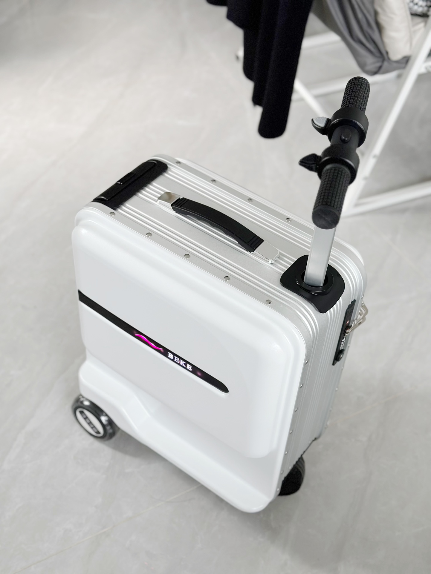 NO:269690,The latest great product!  Top-grade electric suitcase, convenient for you and me. You can relax your legs anytime and anywhere. The functions include forward gear and back gear, you can change the name of the suitcase Bluetooth and pair it with Bluetooth. Free, a battery, a charging cable. Free maintenance or replacement of the battery within 6 months after-sales service, the battery date shall prevail!  It is not within the after-sales scope if the battery is inlet, it is disassembled by itself!  Super sturdy ABS aluminum alloy frame. The boarding case can be brought on the plane with you!  ,19860909最新牛货！ 顶级电动行李箱,方便你我他. 无论走到哪里,随时随地可以放松双腿. 功能有前进档,有后退档,可更改旅行箱蓝牙名字,配对蓝牙. 赠送,一块电池,一条充电线. 售后6个月内免费维护或更换电池,以电池日期为准哦！除电池进水,自行拆解不在售后范围！ 材质超坚固ABS铝合金边框 登机箱,可随身带上飞机哦！,,luggage