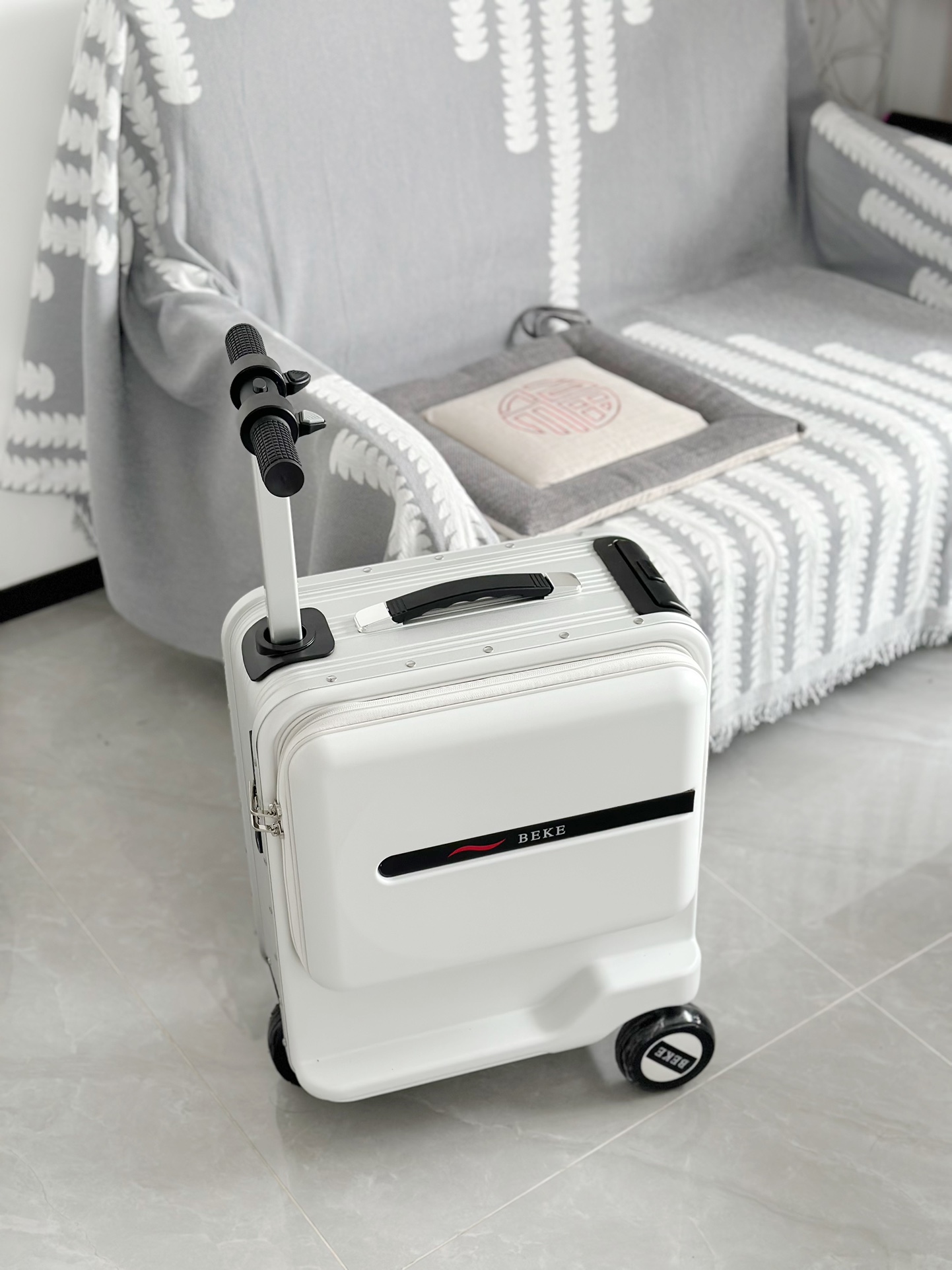 NO:269692,The latest great product!  [Strong][Strong] Top-level electric suitcase, convenient for you and me. No matter where you go, you can relax your legs anytime and anywhere. The functions include forward gear and back gear, you can change the name of the suitcase Bluetooth and pair it with Bluetooth. Free, a battery, a charging cable. Free maintenance or replacement of the battery within 6 months after-sales service, the battery date shall prevail!  It is not within the after-sales scope if the battery is inlet, it is disassembled by itself!  Super sturdy ABS aluminum alloy frame. The boarding case can be brought on the plane with you!  ,19860909最新牛货！[强][强] 顶级电动行李箱,方便你我他. 无论走到哪里,随时随地可以放松双腿. 功能有前进档,有后退档,可更改旅行箱蓝牙名字,配对蓝牙. 赠送,一块电池,一条充电线. 售后6个月内免费维护或更换电池,以电池日期为准哦！除电池进水,自行拆解不在售后范围！ 材质超坚固ABS铝合金边框 登机箱,可随身带上飞机哦！,,luggage