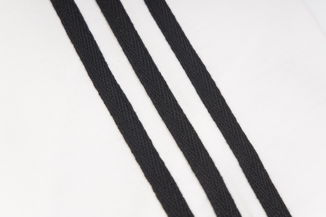 Y-3 XGS Y-3 Logo-Stamp T-shirts: Lightweight, Stylish, Unisex, Black and White, XS-L - 图片 5