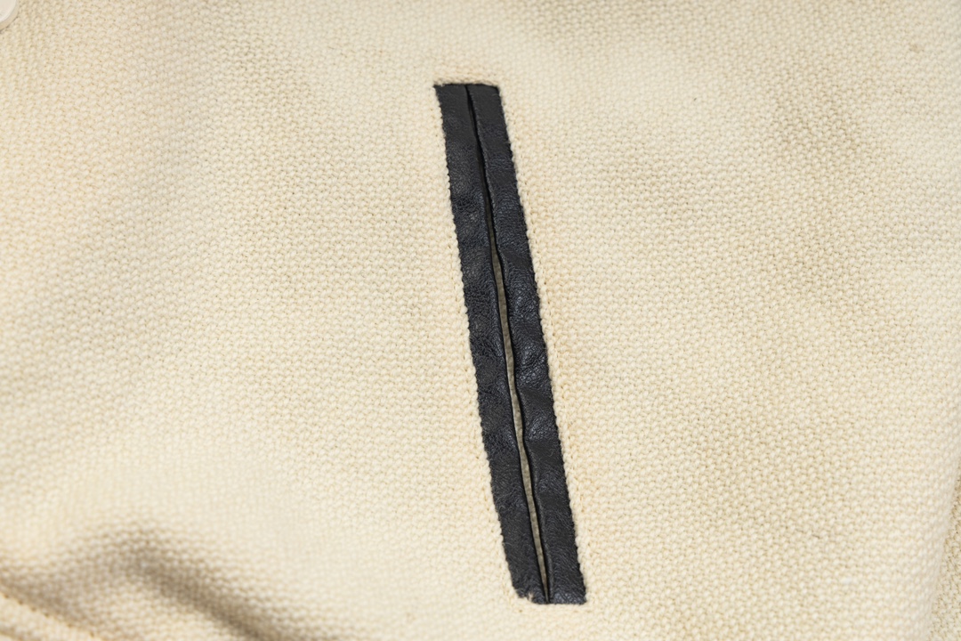 White Baseball Jacket: High-Quality Fabric, Detailed Design, Unisex, Cozy Fit - 图片 4