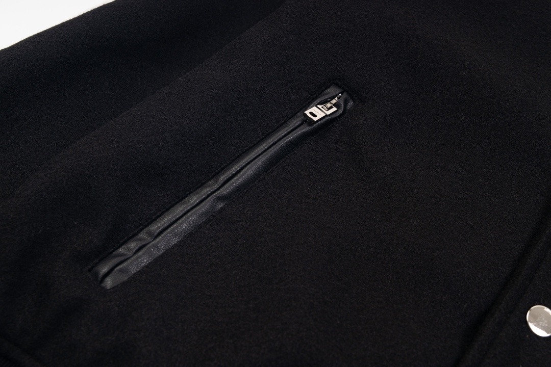 Fashion-Forward Ami Baseball Jacket with Unique Design in Black and Wine Red - 图片 5