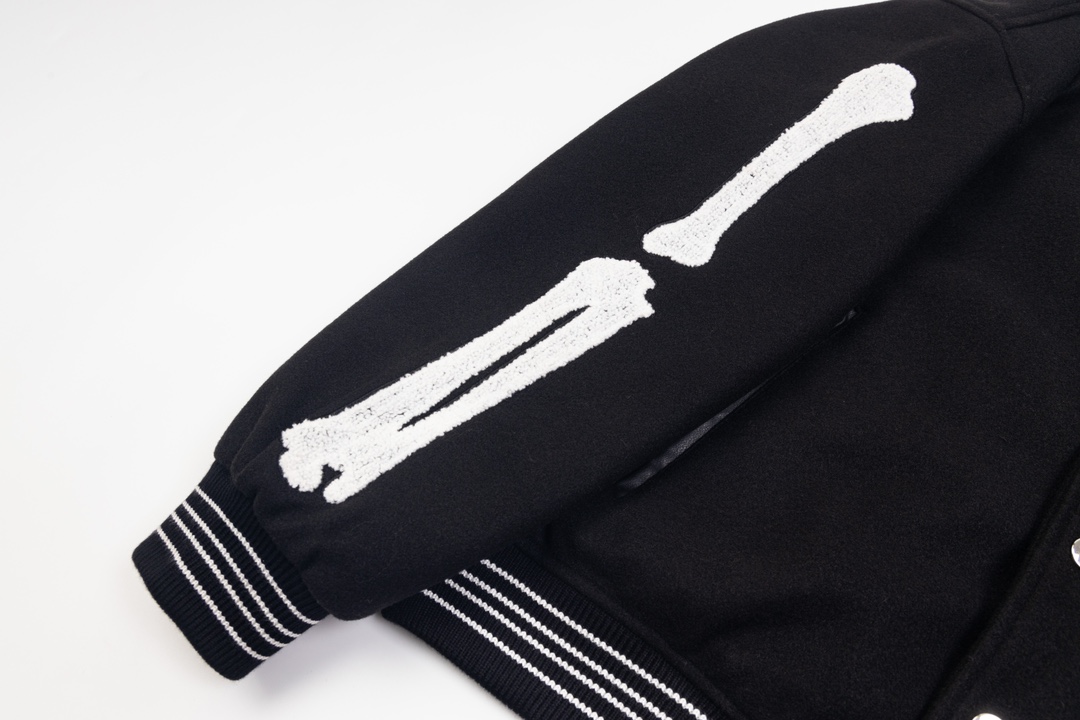 Fashion-Forward Ami Baseball Jacket with Unique Design in Black and Wine Red - 图片 9