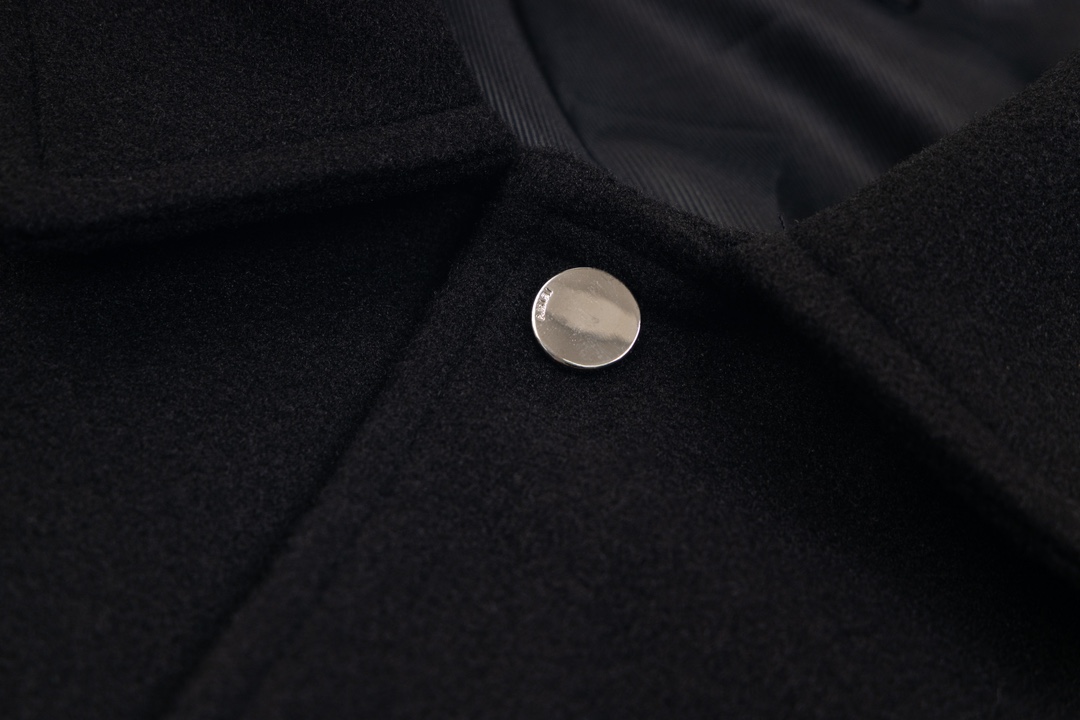 Fashion-Forward Ami Baseball Jacket with Unique Design in Black and Wine Red - 图片 3