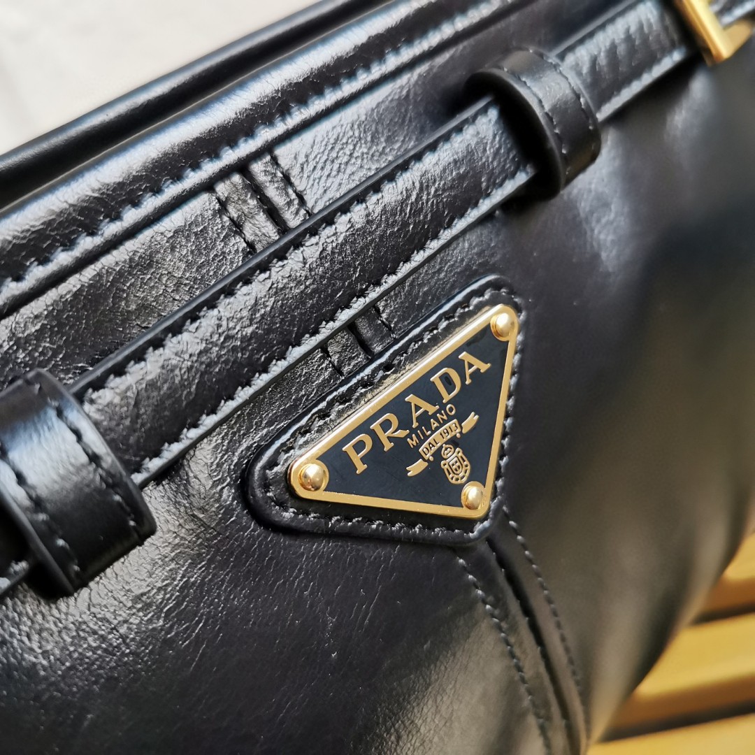 Valentino Classic Handcrafted Luxury Leather Shoulder Bag Ref.966954BD 5