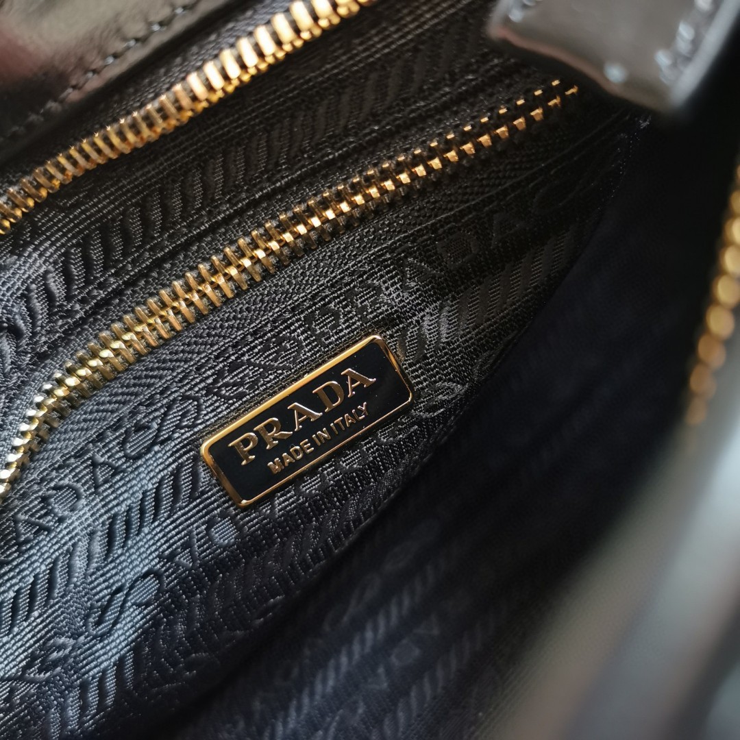 Valentino Classic Handcrafted Luxury Leather Shoulder Bag Ref.966954BD 9