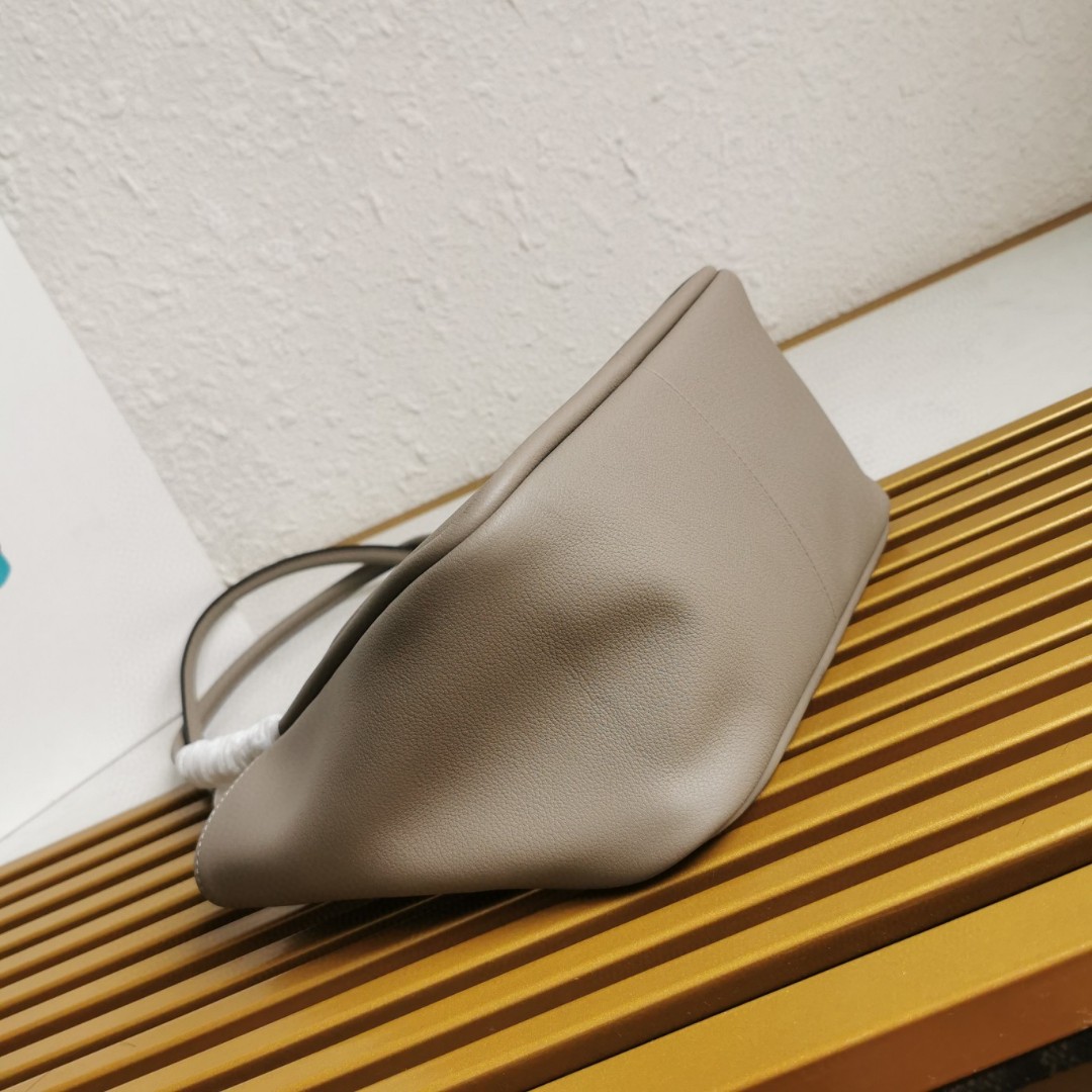 Prada 1BG539 Leather Shoulder Bag, Elegant Tote with Spacious Interior 4 a1743663321270 4575