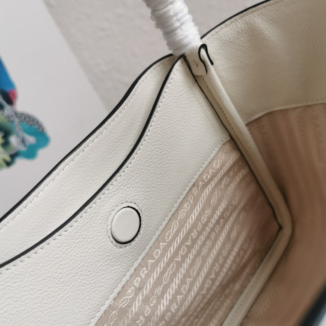 Prada 1BG539 Leather Shoulder Bag - Stylish, Spacious, and Versatile Design 9 a1743663482915 2825