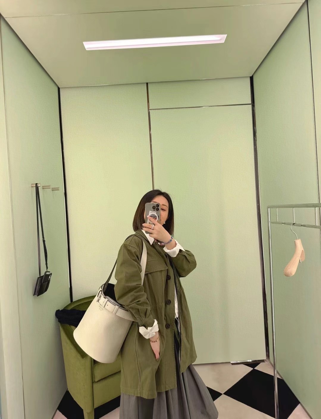 Chic Bucket Bag with Detachable Buckle Detail - Spacious & Stylish 1 a1744526530610 4123