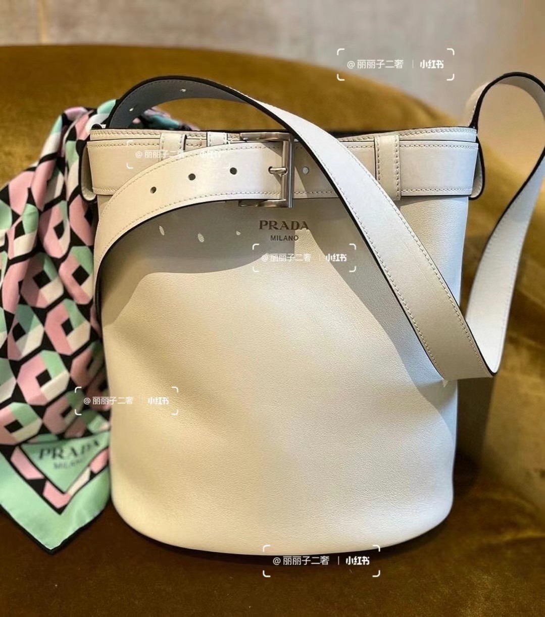 Chic Bucket Bag with Detachable Buckle Detail - Spacious & Stylish 3 a1744526530624 5447