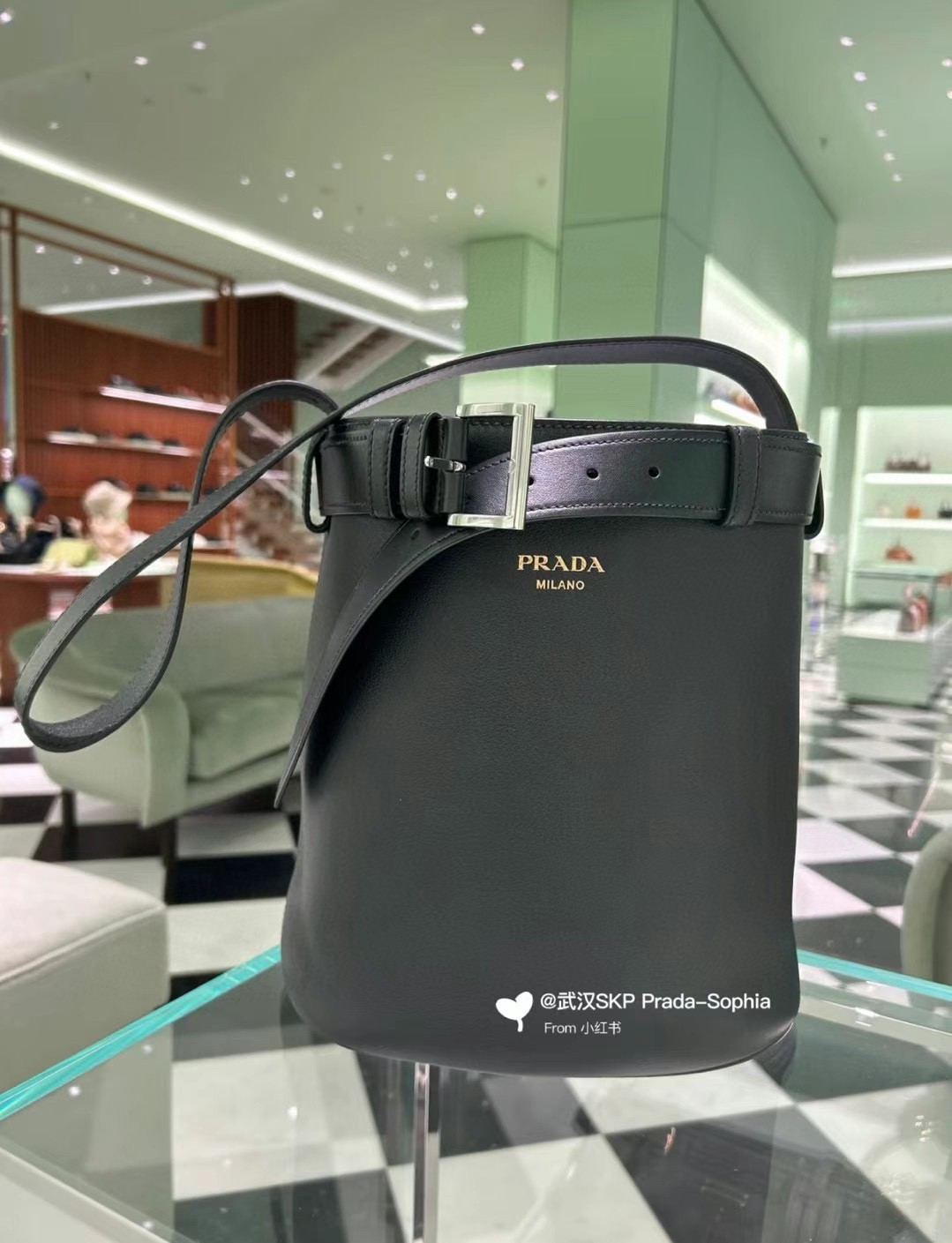 Chic Bucket Bag with Detachable Buckle Detail - Spacious & Stylish 4 a1744526530629 8012