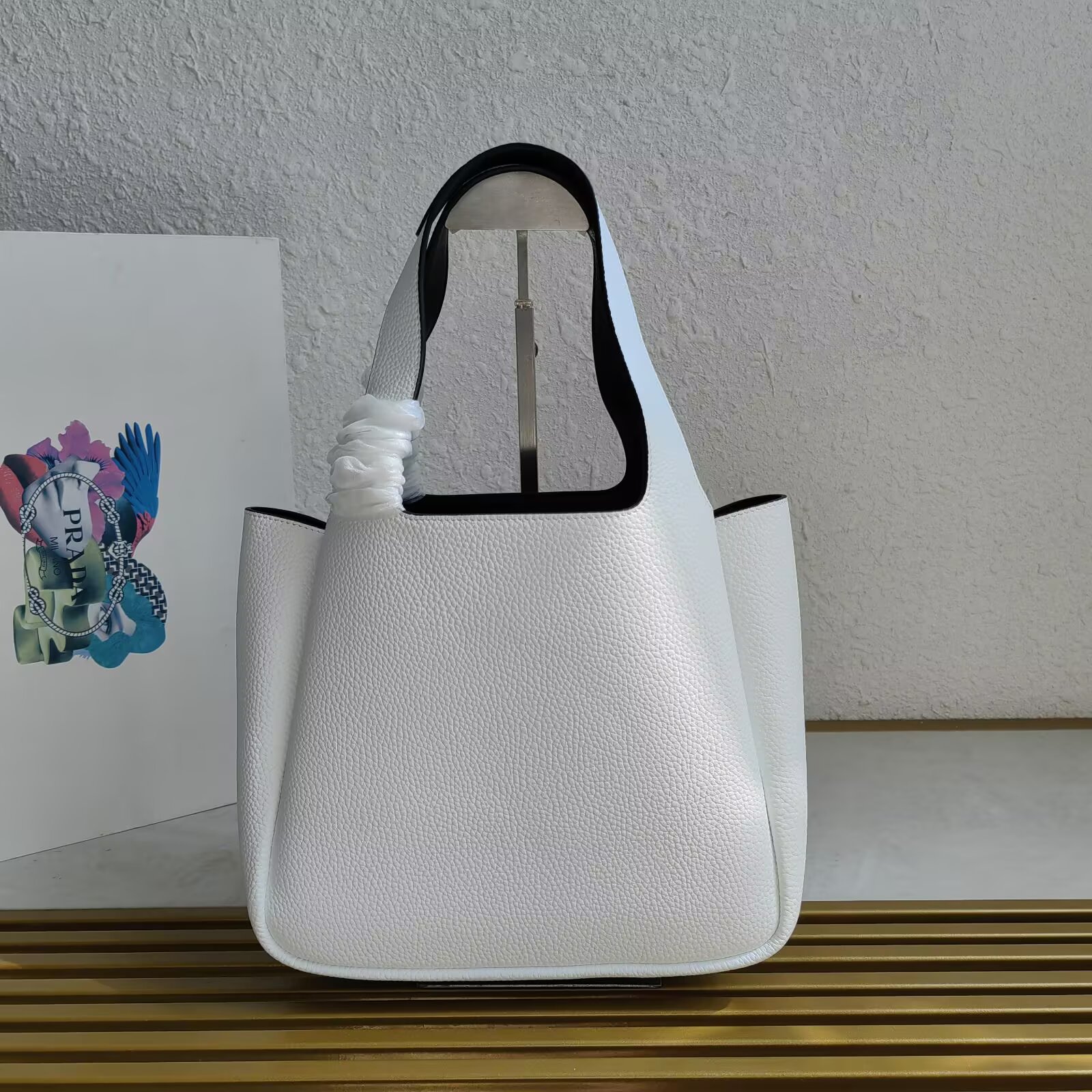 Prada 1BG335 Leather Tote Bag: Elegant Gold-Tone Accents, Modern Design 4 a1745384701977 3677