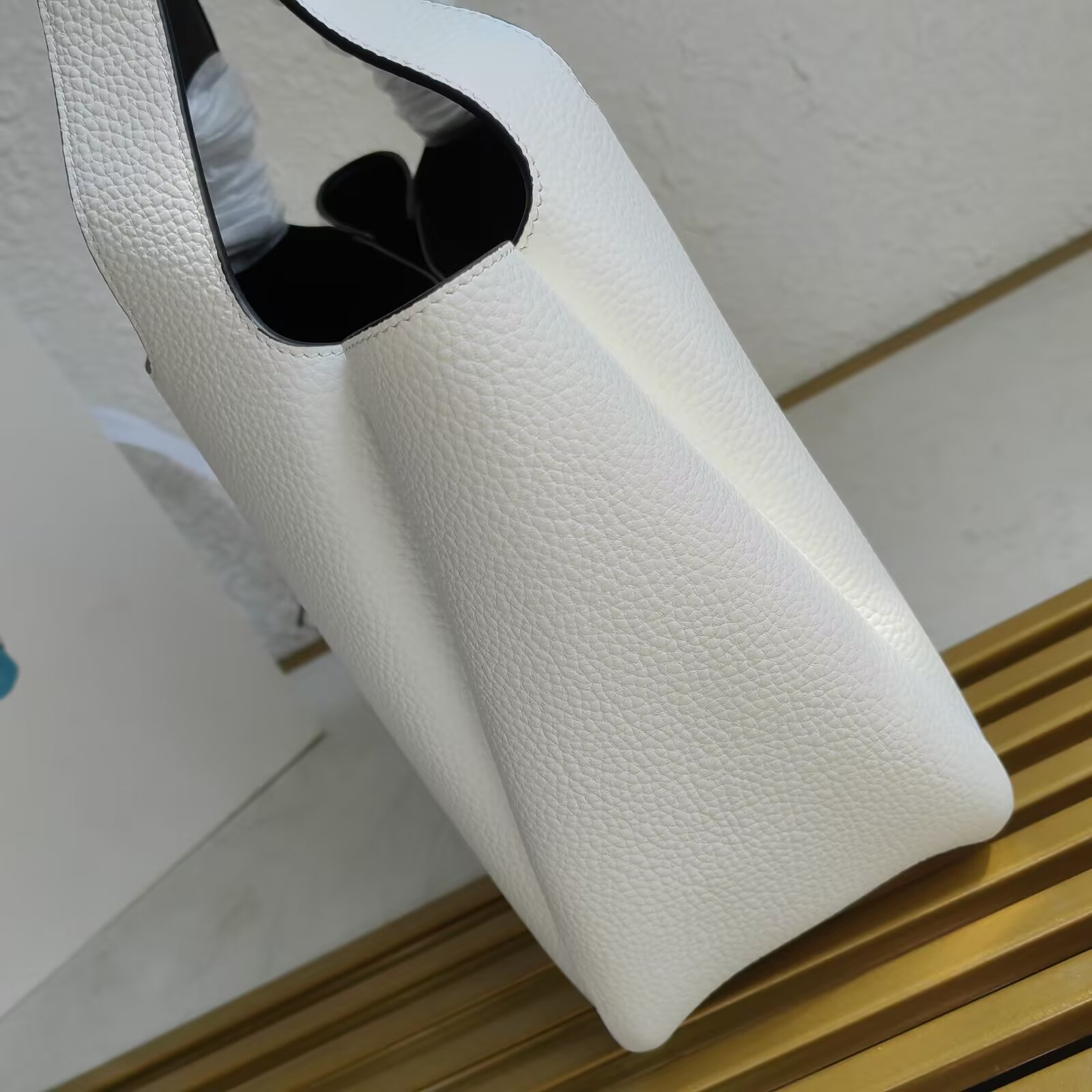 Prada 1BG335 Leather Tote Bag: Elegant Gold-Tone Accents, Modern Design 8 a1745384712359 8357