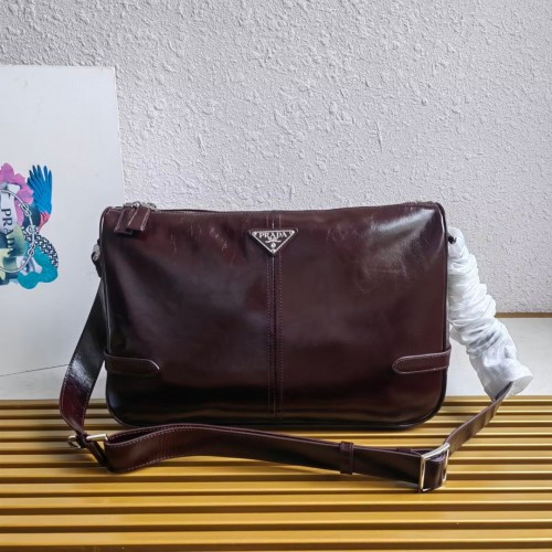 Prada Leather Messenger Bag - Stylish and Versatile Design