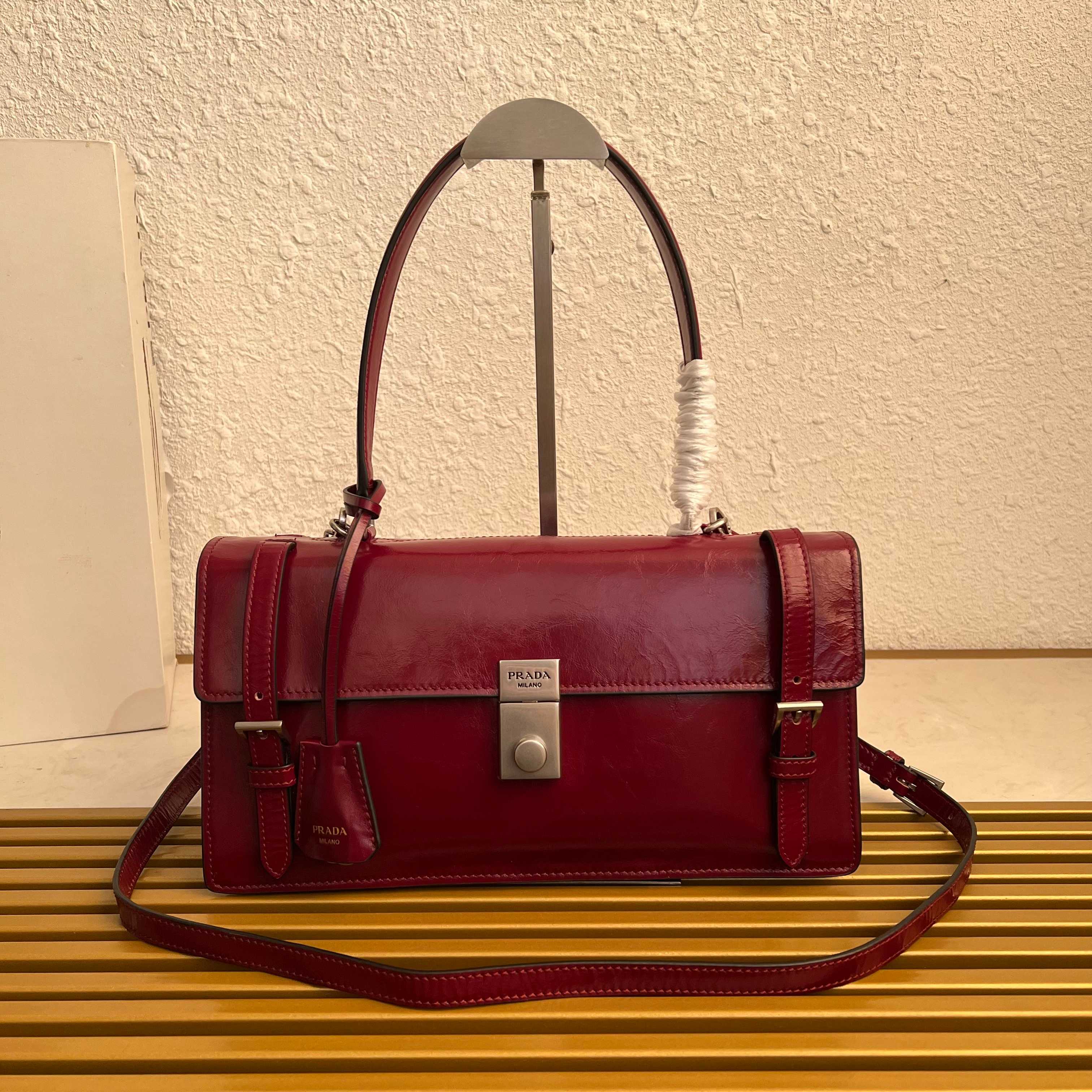 NO:383568,[Top Original List] 25SS Spring and Summer New Black Pen Holder Bag 1BN026 Small Arrival This leather handbag is inspired by a crisp formal briefcase, with a delicate and shiny texture, reinterpreting the classic office style silhouette with a new attitude. It adopts exquisite and soft detail design, adding gentle and versatile charm to the classic shape of the bag. The classic vertical lock decorates the details, matched with a long hand handle, can be carried on the shoulder, which is more practical. It is another permanently outdated hot model, hurry up and buy it. The size is 32 high and 16.5x bottom 10cm, Prada [Top Original List], prada [Top Original List], prada19860909【顶级原单】25SS春夏新款黑色 笔筒包1BN026小号到货这款皮革手袋灵感源自挺括正式的公文包,质感细腻亮泽,以全新态度重释经典办公风格廓形.采用精致柔和细节设计,为包袋的经典造型更添温柔和百搭魅力.经典竖向锁扣装点细节,搭配长手提柄,可挎肩背携,更加实用.又是一款永久不过时爆款,赶紧入手吧尺寸长32高16.5x底10cm,普拉达【顶级原单】,prada,Bag