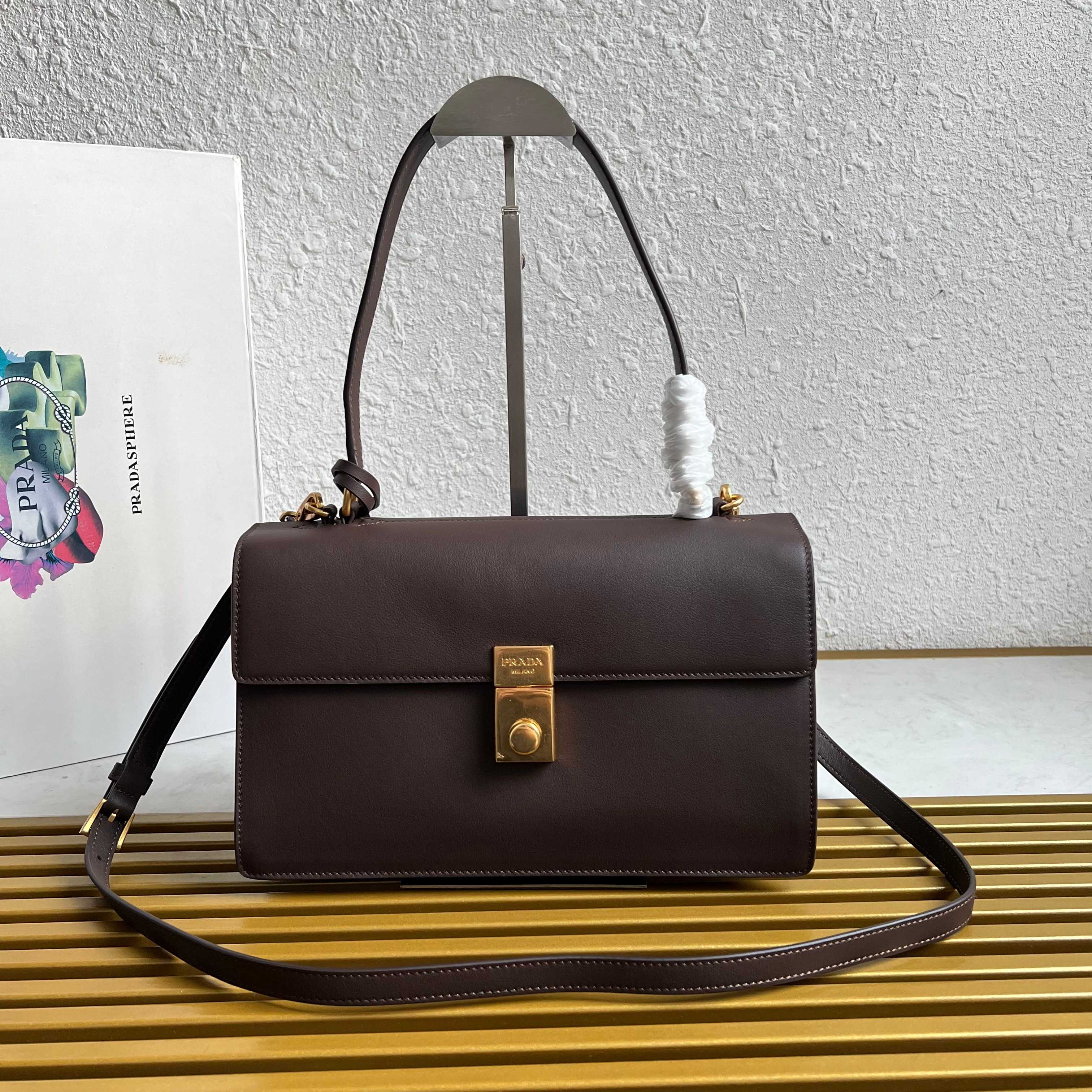 NO:383596,[Top Original List] New catwalk model 1BN023 calf leather This leather handbag is inspired by a clean and tough, simple and formal briefcase, reinterpreting the classic office style silhouette with a new attitude. It adopts exquisite and soft detail design, injecting gentle charm into the classic shape. It is embellished with vertical locks from the archives, paired with a long hand handle, which can be carried on the shoulder, making it more practical. It shows a variety and fashionable style. The upper body effect is too stylish, and it is another popular model for internet celebrities to grow grass. Babies, hurry up and buy it. The size is 28x long and 16x bottom 10cm, Prada [Top Original List], prada, cowhide19860909【顶级原单】新品走秀款1BN023小牛皮 这款皮革手袋灵感源自挺括硬朗、简约正式的公文包,以全新态度重释经典办公风格廓形.采用精致柔和细节设计,为经典造型注入温婉魅力.点缀以来自档案库的竖向锁扣,搭配长手提柄,可挎肩背携,更加实用. 彰显多元时髦风范.上身效果太有范,大爱,又是一款网红种草的爆款,宝宝们,赶紧入手吧尺寸长28x高16x底10cm,普拉达【顶级原单】,prada,cowhide,Bag