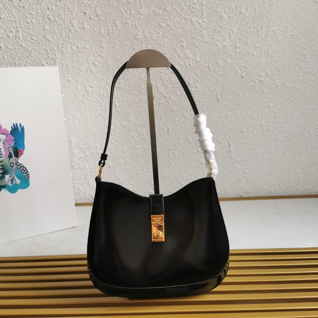 NO:383616,[Top original list] New underarm bag 1BC169 locks are here. This Cheo shoulder bag uses imported shiny cowhide, which can be carried and shoulder. The front is equipped with lock head opening and closing. It has exquisite charm. The special-shaped bag design is cool and fashionable, and the capacity is light enough to fit. It is so perfect. If you like it, hurry up and buy it. Another permanent outdated hot model is sized 22x high 18.5x bottom 4.5cm, Prada [Top original list], prada, shoulder bags, cowhide19860909【顶级原单】新款腋下包1BC169锁扣款到货啦这款Cheo单肩包采用进口亮面牛皮,可手提可肩背.正面配锁头开合.焕发精致魅力.异形的包型设计,又酷又时尚,容量足够用轻便能装,太完美了喜欢宝宝们赶紧入手吧又是一款永久不过时爆款尺寸长22x高18.5x底4.5cm,普拉达【顶级原单】,prada,shoulder bags,cowhide,Bag