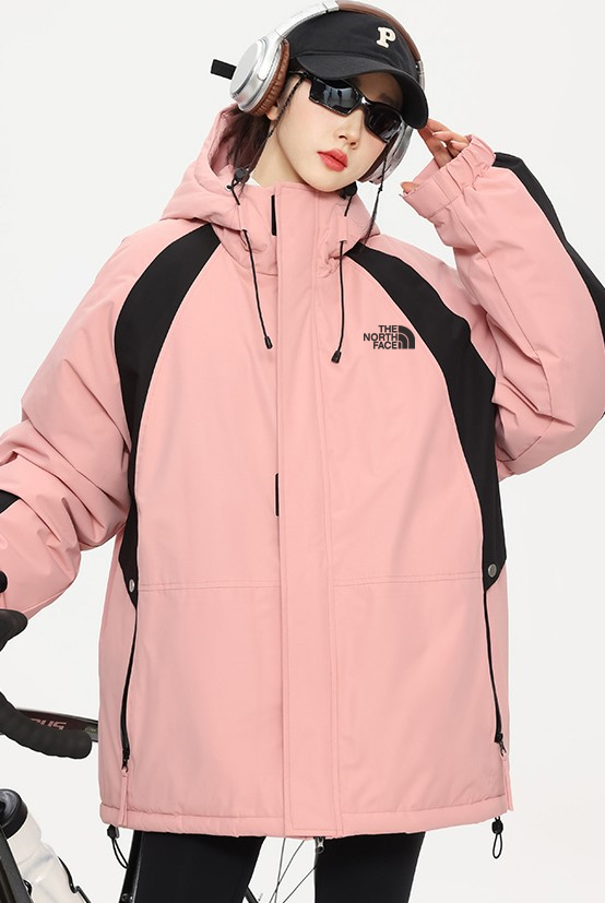 供💰185
北面/The North Face 拼接撞色羽绒棉衣ins超火潮情侣防风防水羽绒棉服上身非常洋气！简单大方拼色设计，加上宽松的版型穿起来潮味十足！内里厚实轻盈，保暖性绝不亚于一件羽绒，简直帅炸！大家期待已久的冬装 做工复杂 细节绝对堪称完美 保暖效果超级棒 众多网红上身，店主强烈推荐自留款！
颜色：米白色、黑色、粉色、紫色、柠檬黄
尺码:   M-4XL(见图九)