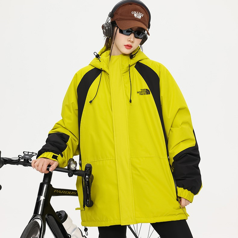 供💰185
北面/The North Face 拼接撞色羽绒棉衣ins超火潮情侣防风防水羽绒棉服上身非常洋气！简单大方拼色设计，加上宽松的版型穿起来潮味十足！内里厚实轻盈，保暖性绝不亚于一件羽绒，简直帅炸！大家期待已久的冬装 做工复杂 细节绝对堪称完美 保暖效果超级棒 众多网红上身，店主强烈推荐自留款！
颜色：米白色、黑色、粉色、紫色、柠檬黄
尺码:   M-4XL(见图九)