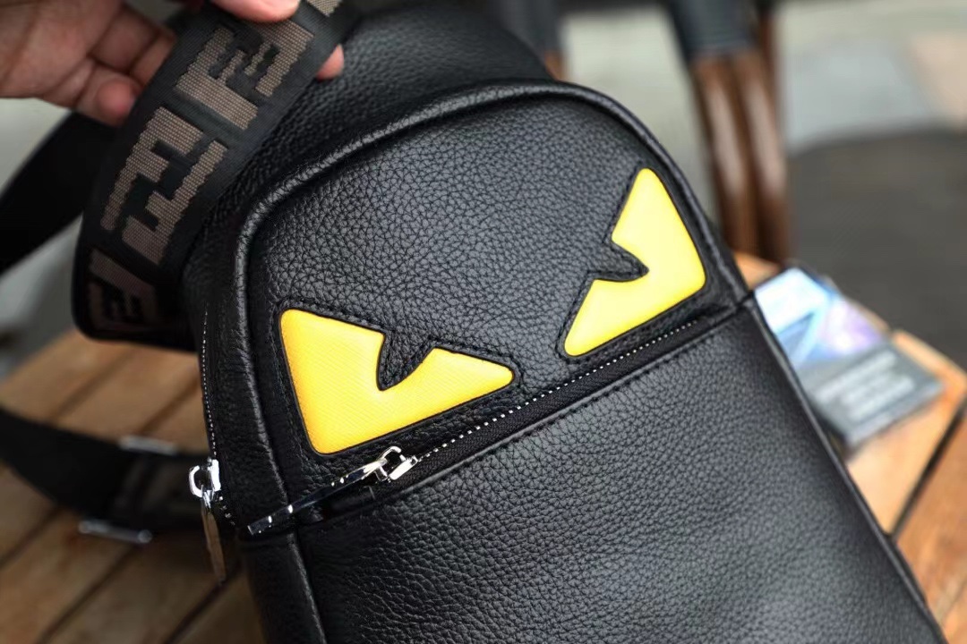 Fendi P490 胸包 - 頂級牛皮素材と卓越したデザイン