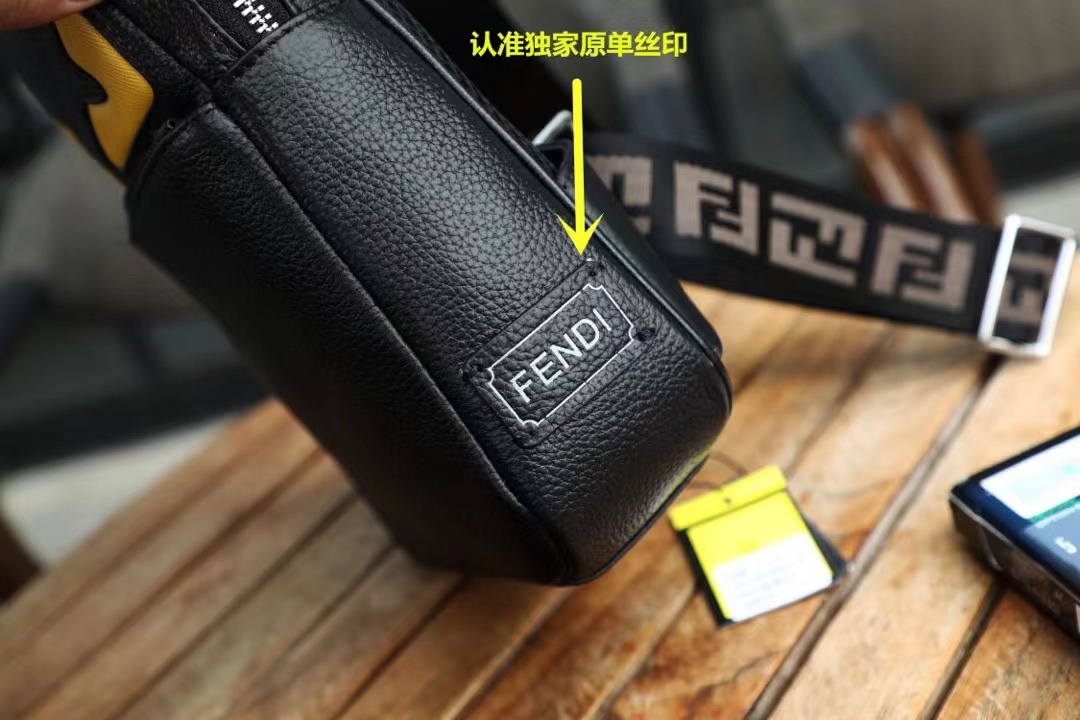 Fendi P490 胸包 - 頂級牛皮素材と卓越したデザイン