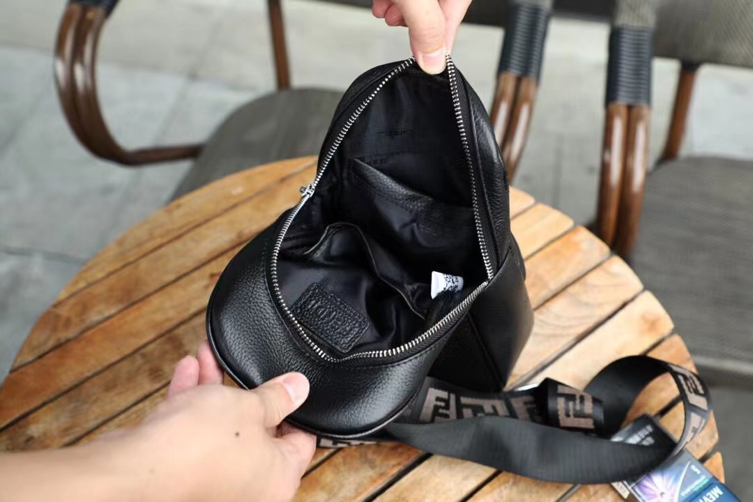 Fendi P490 胸包 - 頂級牛皮素材と卓越したデザイン