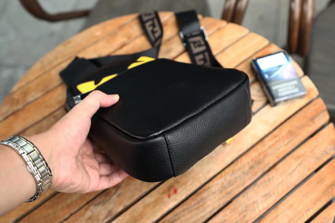 Fendi P490 胸包 - 頂級牛皮素材と卓越したデザイン