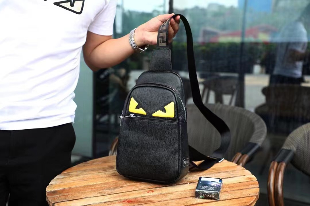 Fendi P490 胸包 - 頂級牛皮素材と卓越したデザイン