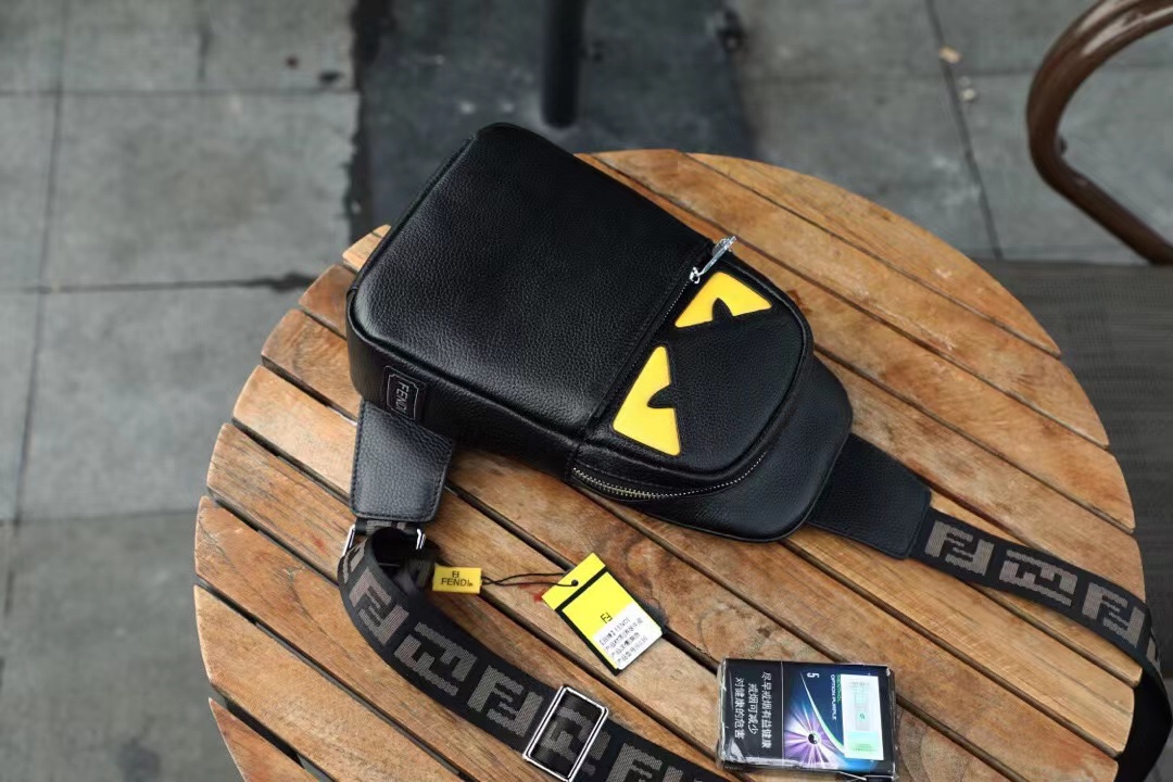 Fendi P490 胸包 - 頂級牛皮素材と卓越したデザイン