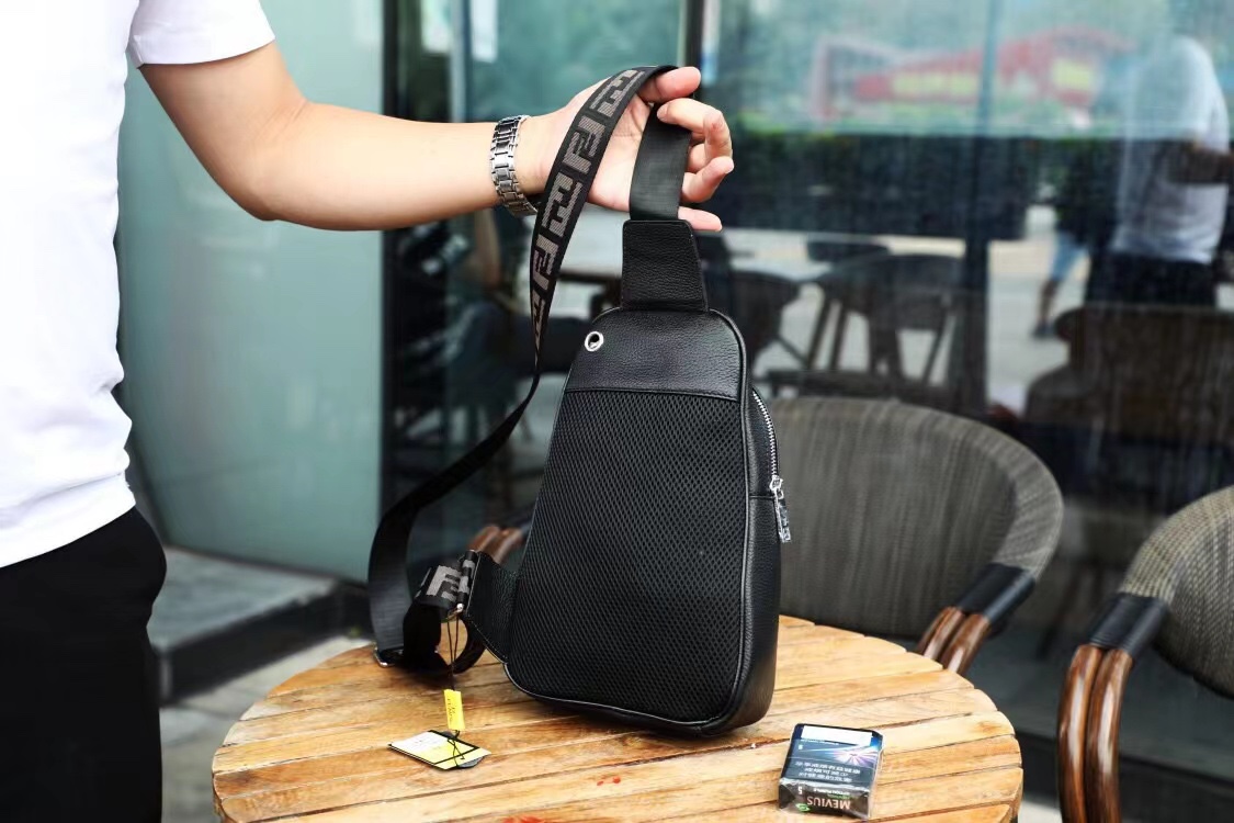 Fendi P490 胸包 - 頂級牛皮素材と卓越したデザイン