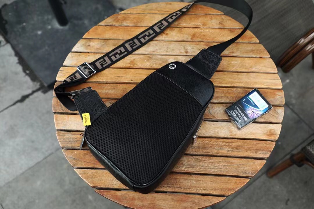 Fendi P490 胸包 - 頂級牛皮素材と卓越したデザイン