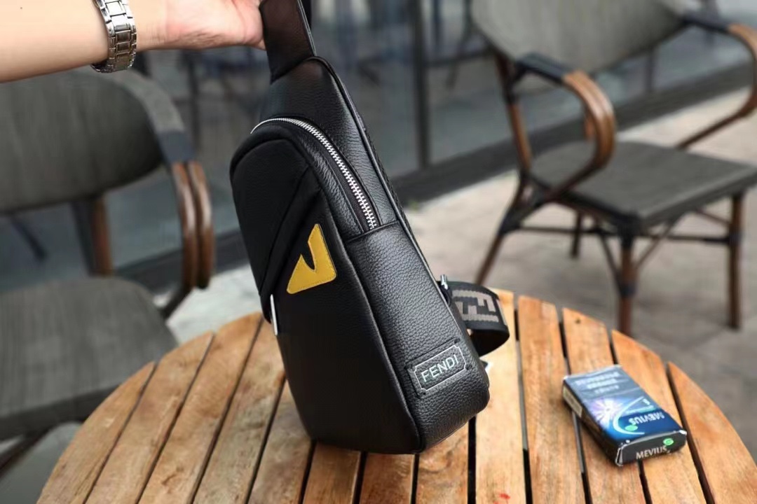 Fendi P490 胸包 - 頂級牛皮素材と卓越したデザイン