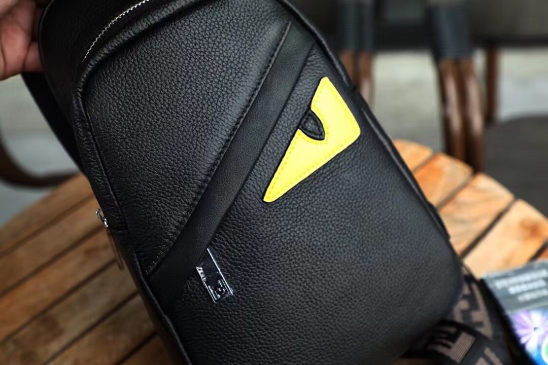 芬迪 P490 胸包 - 高級本革製・耐久性抜群