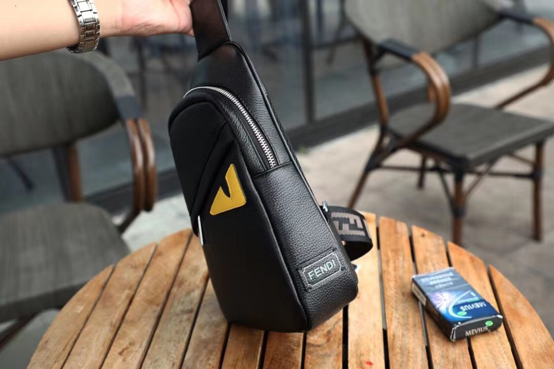 芬迪 P490 胸包 - 高級本革製・耐久性抜群