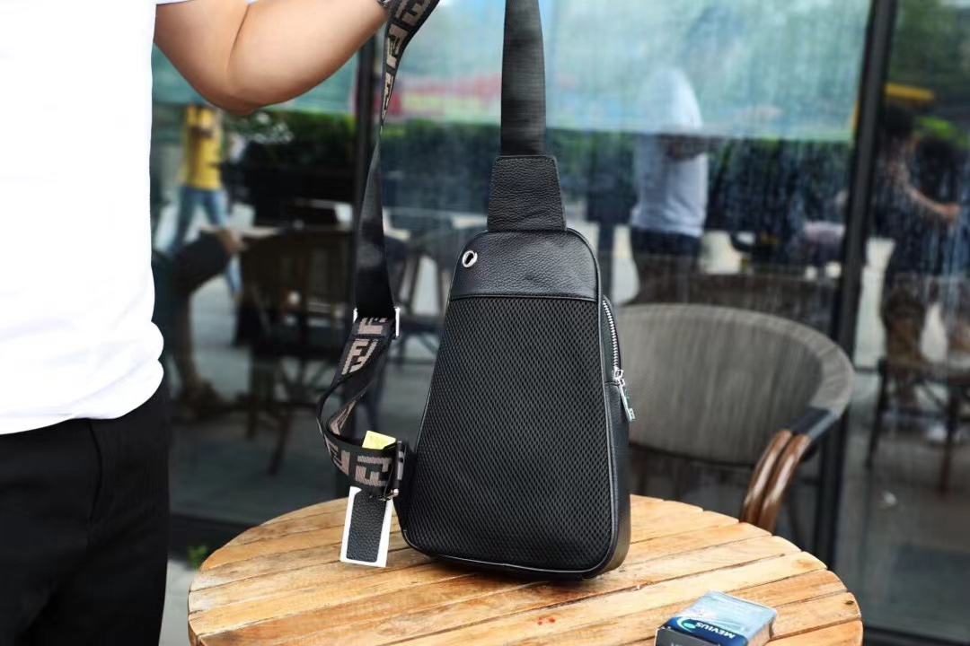 芬迪 P490 胸包 - 高級本革製・耐久性抜群