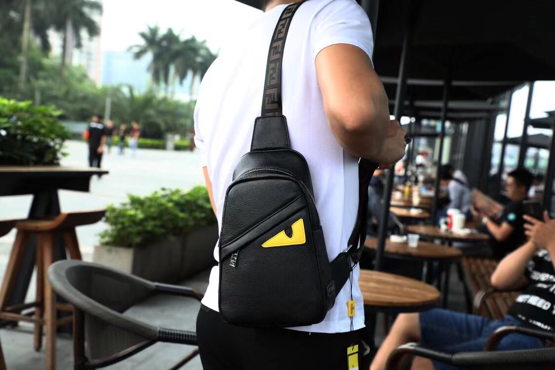 芬迪 P490 胸包 - 高級本革製・耐久性抜群