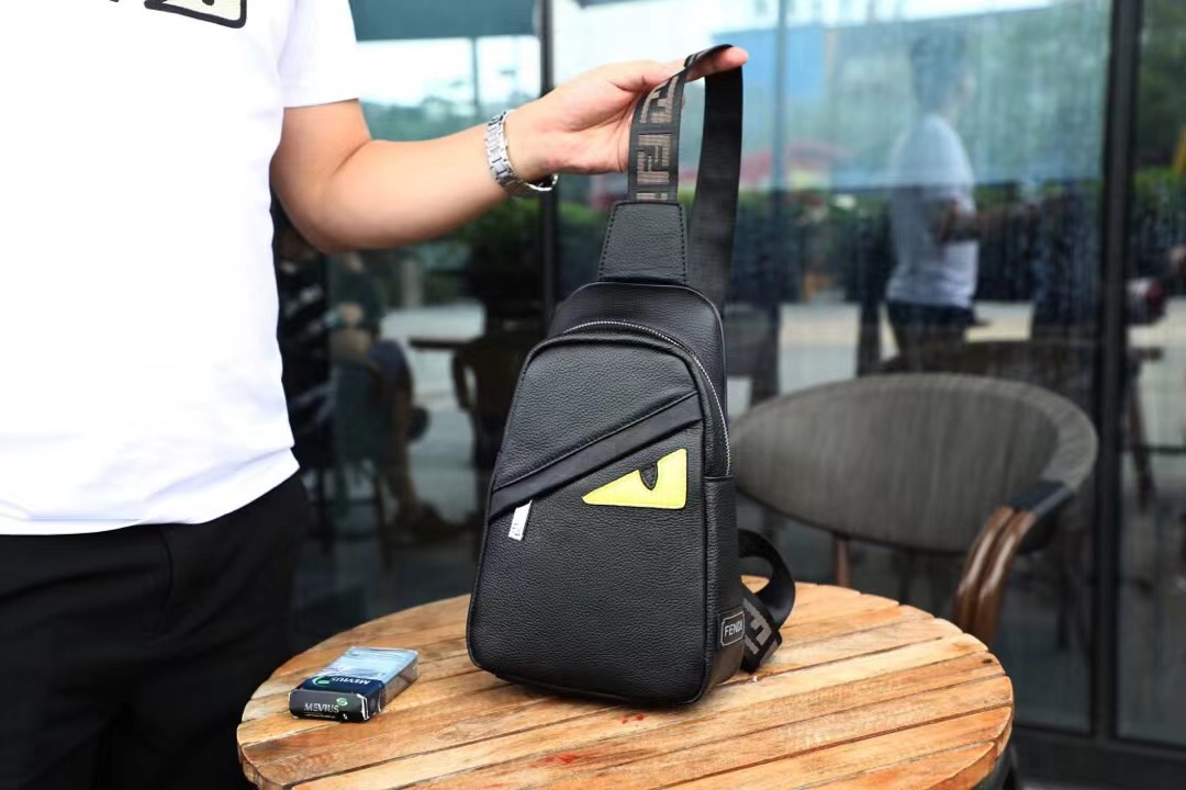 芬迪 P490 胸包 - 高級本革製・耐久性抜群