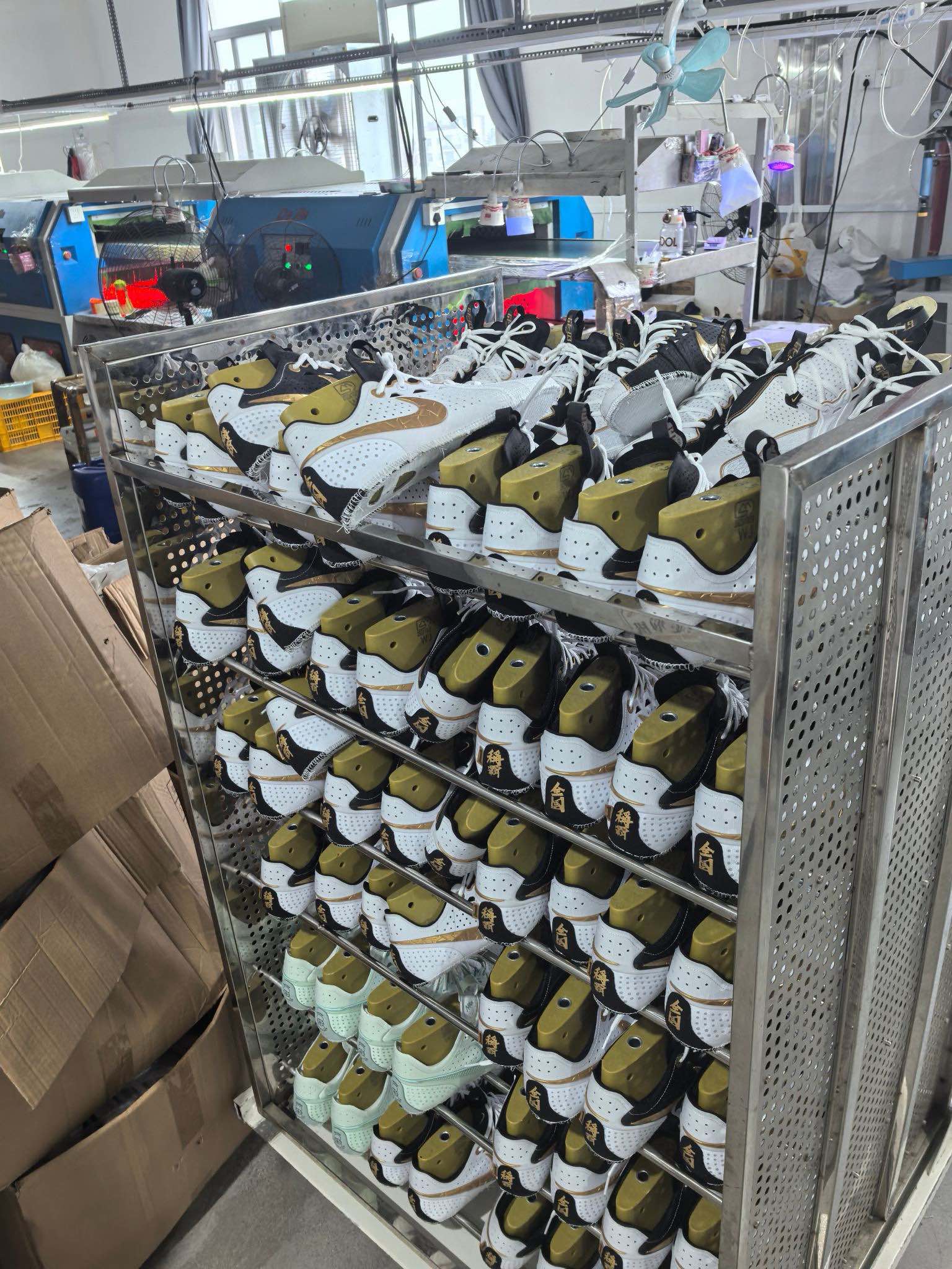 # 线上生产素材🏭真正的的源头工厂
这款鞋流水线过程大家有目共睹
新爆款ZoomX GT Cut 3白金色！
货号HF5702-170