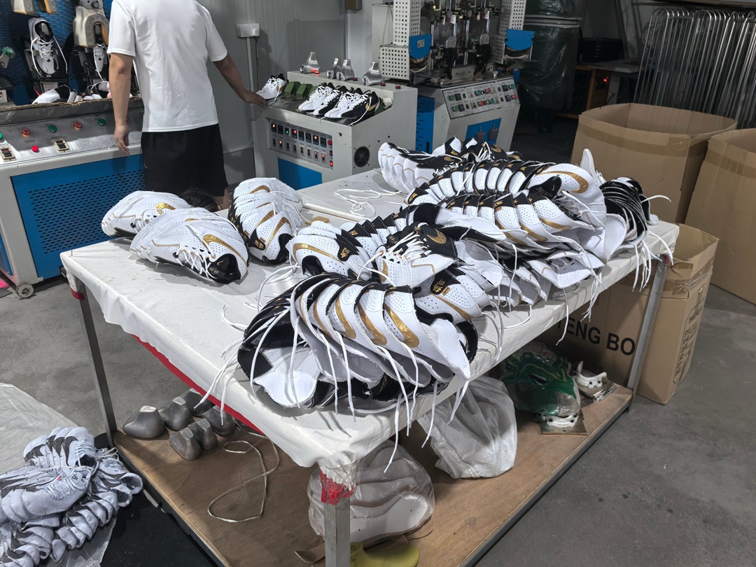 # 线上生产素材🏭真正的的源头工厂
这款鞋流水线过程大家有目共睹
新爆款ZoomX GT Cut 3白金色！
货号HF5702-170