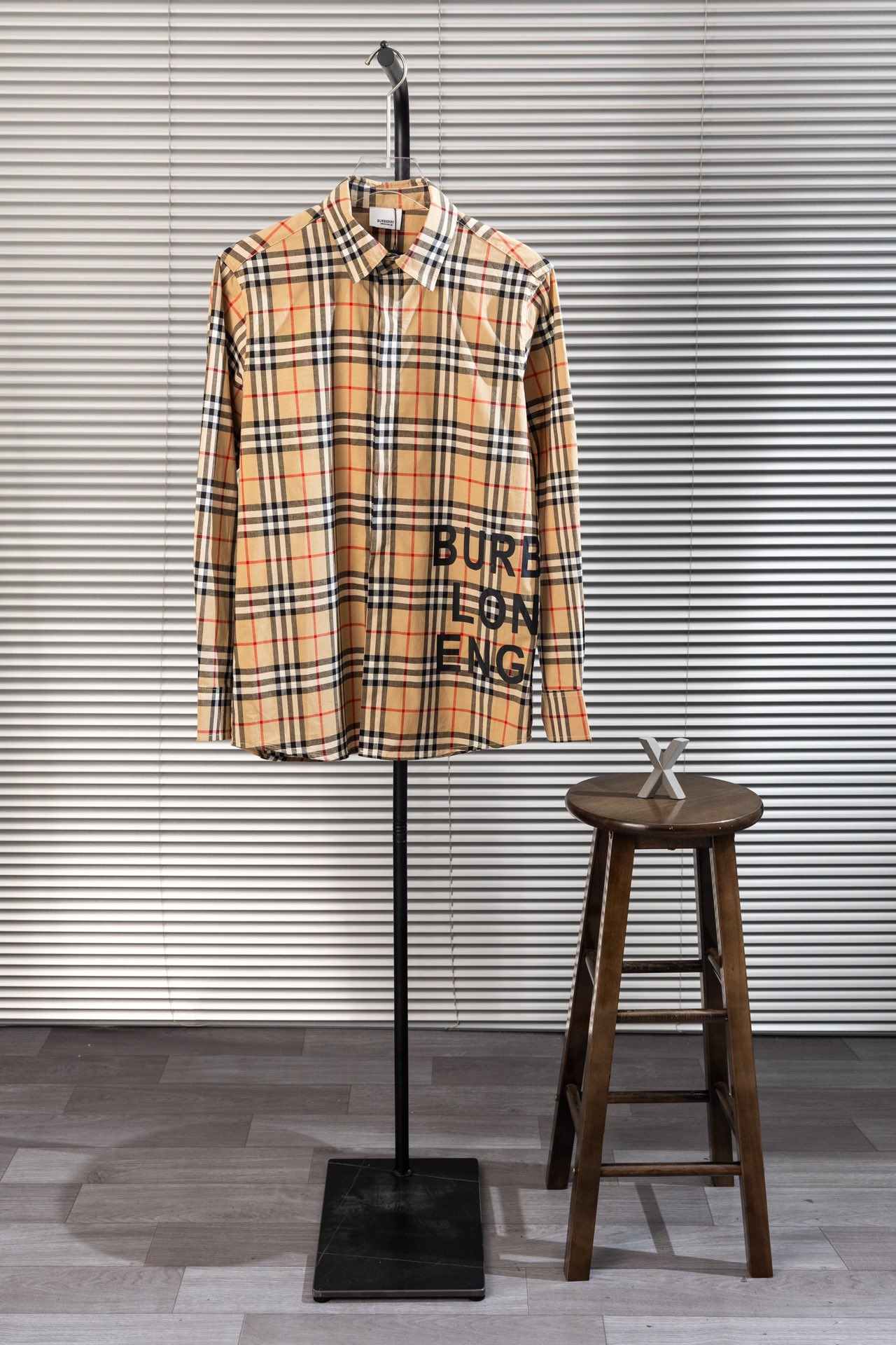 Burberry BBR Camisa de manga larga con cuadros y letras laterales de estilo británico. Lujo ligero, prenda imprescindib…