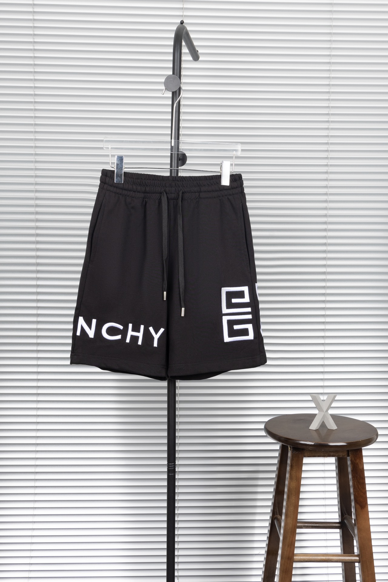Pantalones cortos de felpa clásicos de Givenchy con bordado de letras con logo grande, negro y gris, bordado grande con…