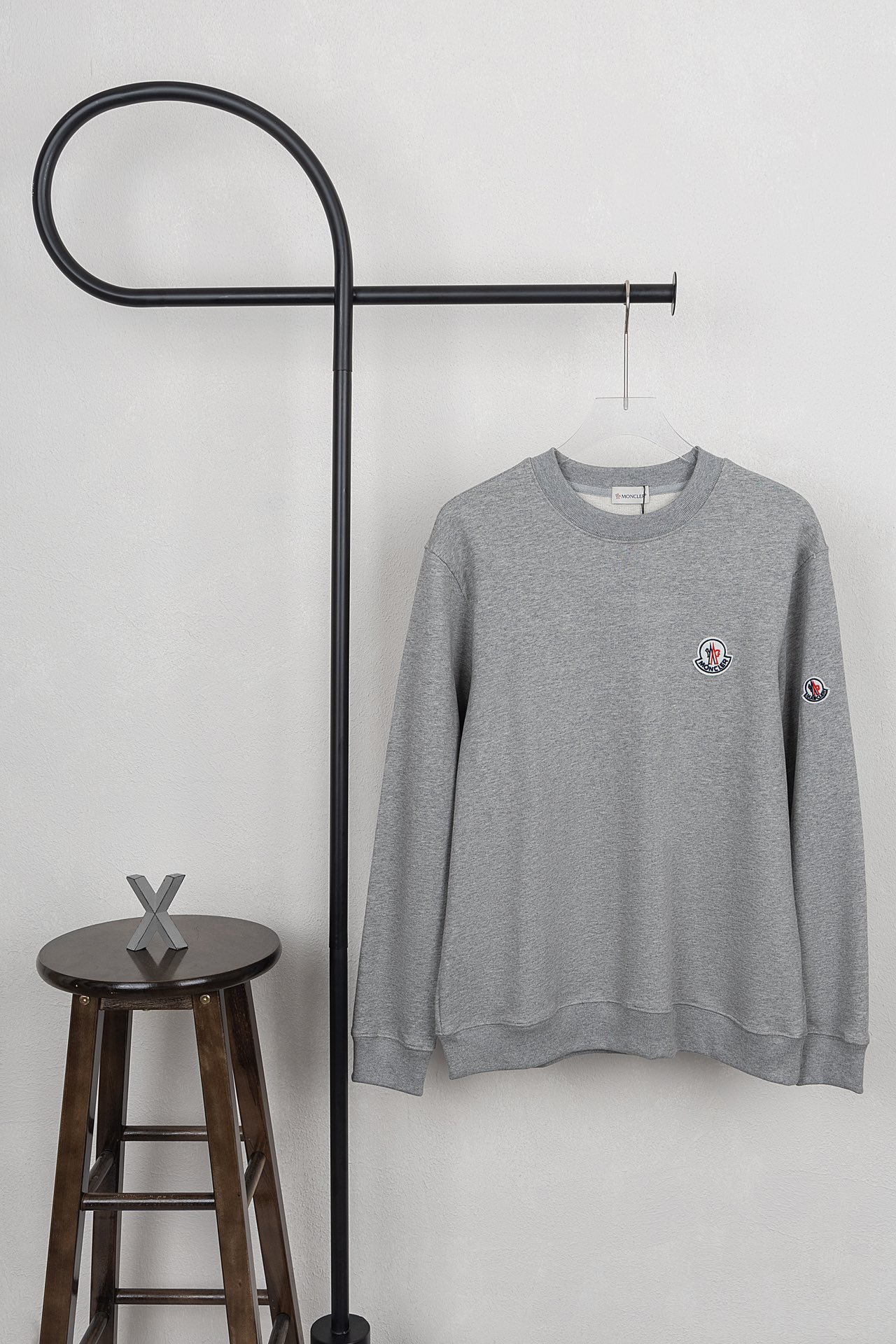MONCLER sudadera con cuello redondo y pequeño logo en el pecho, en tres colores: negro, blanco y gris. La tela es de 40…