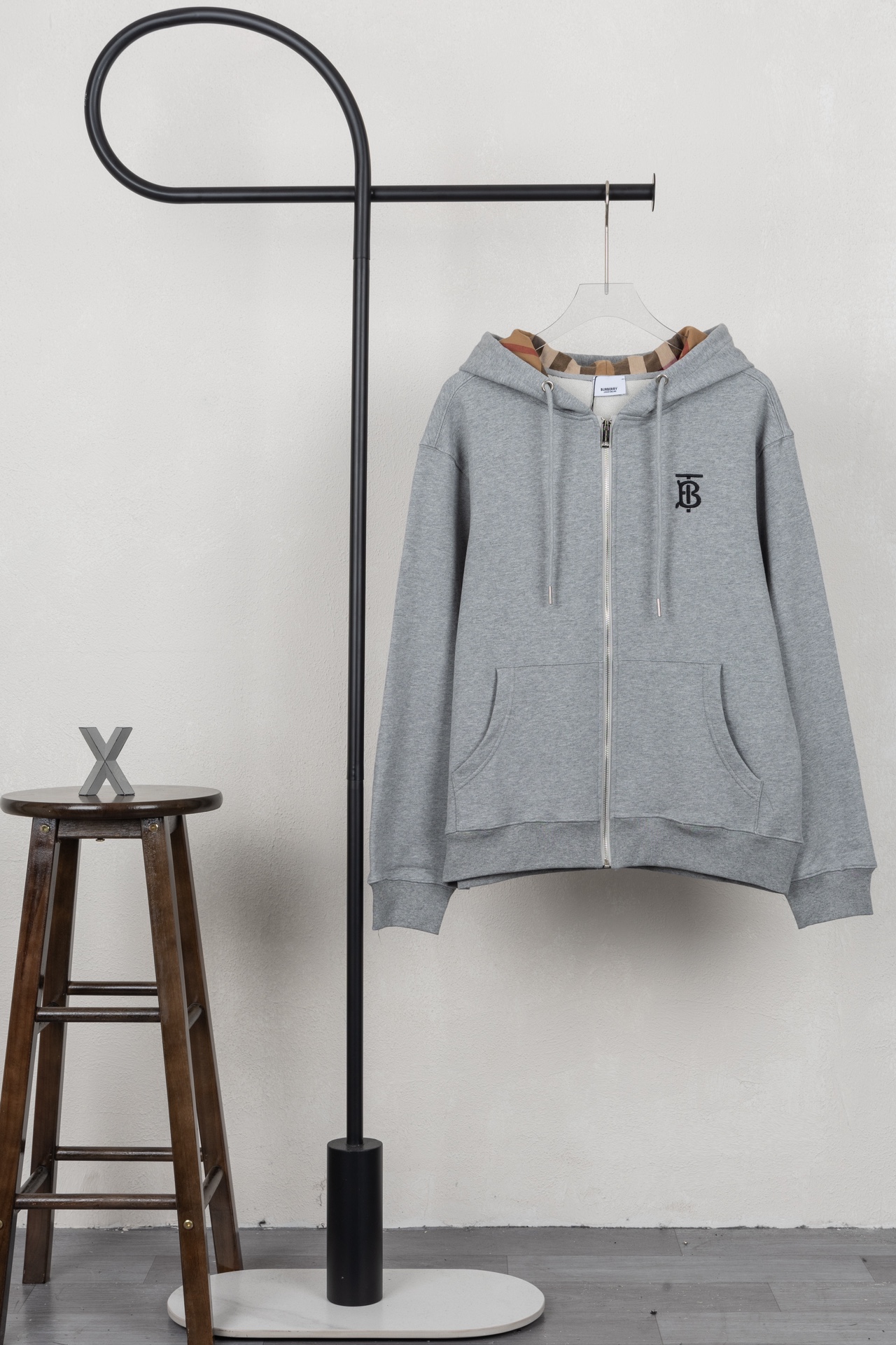 Modelo XB062 BURBERRY Sudadera con capucha y cremallera con bordado de cuadros en el pecho. Colores: negro y gris. Tela…
